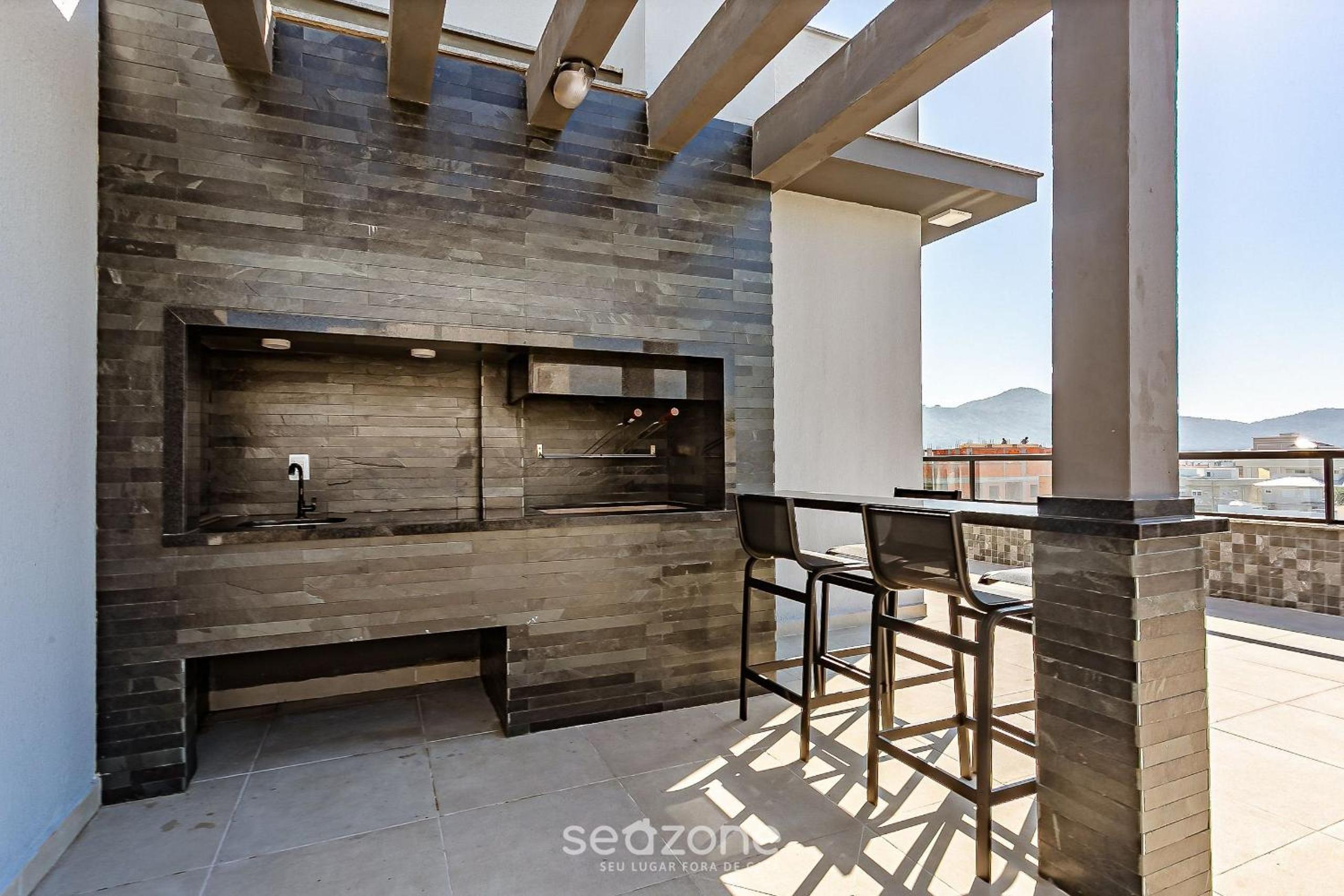 Stay in a building with pool 850m from the beach in Florianópolis - STIs