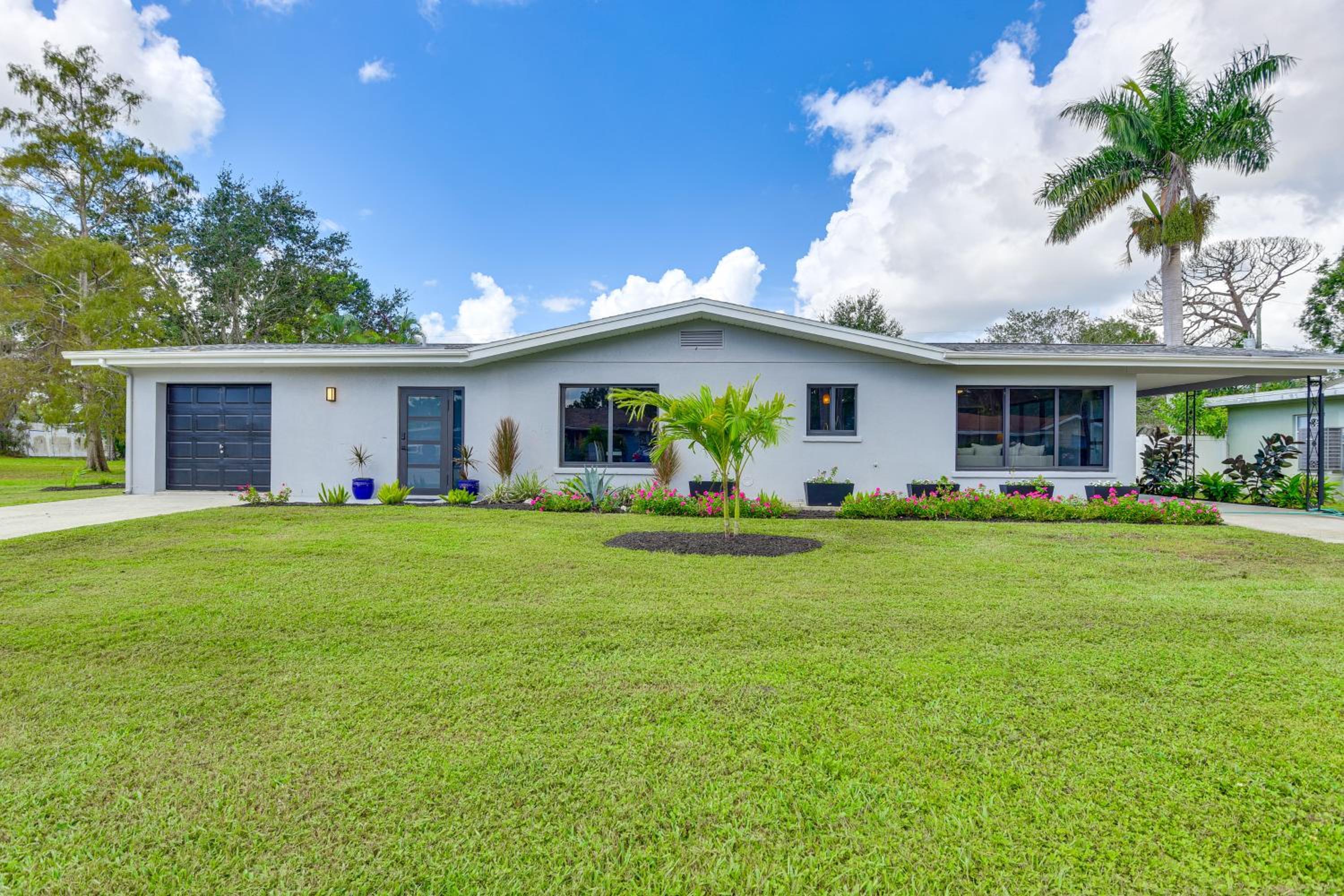 3 Mi to Downtown Bradenton Family Home with Yard!