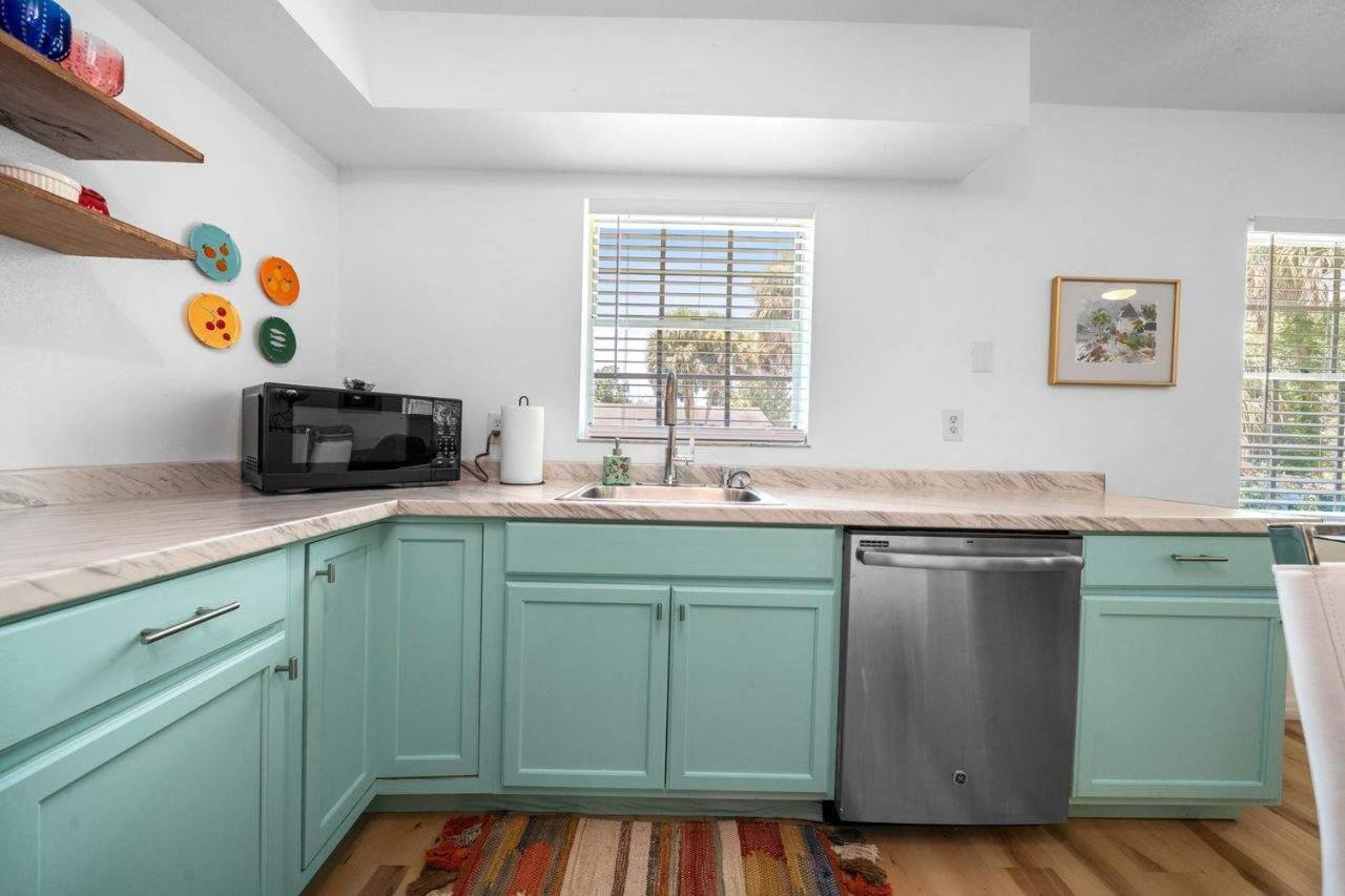The Happy Haven - Near Manatee Tours - Pet Friendly