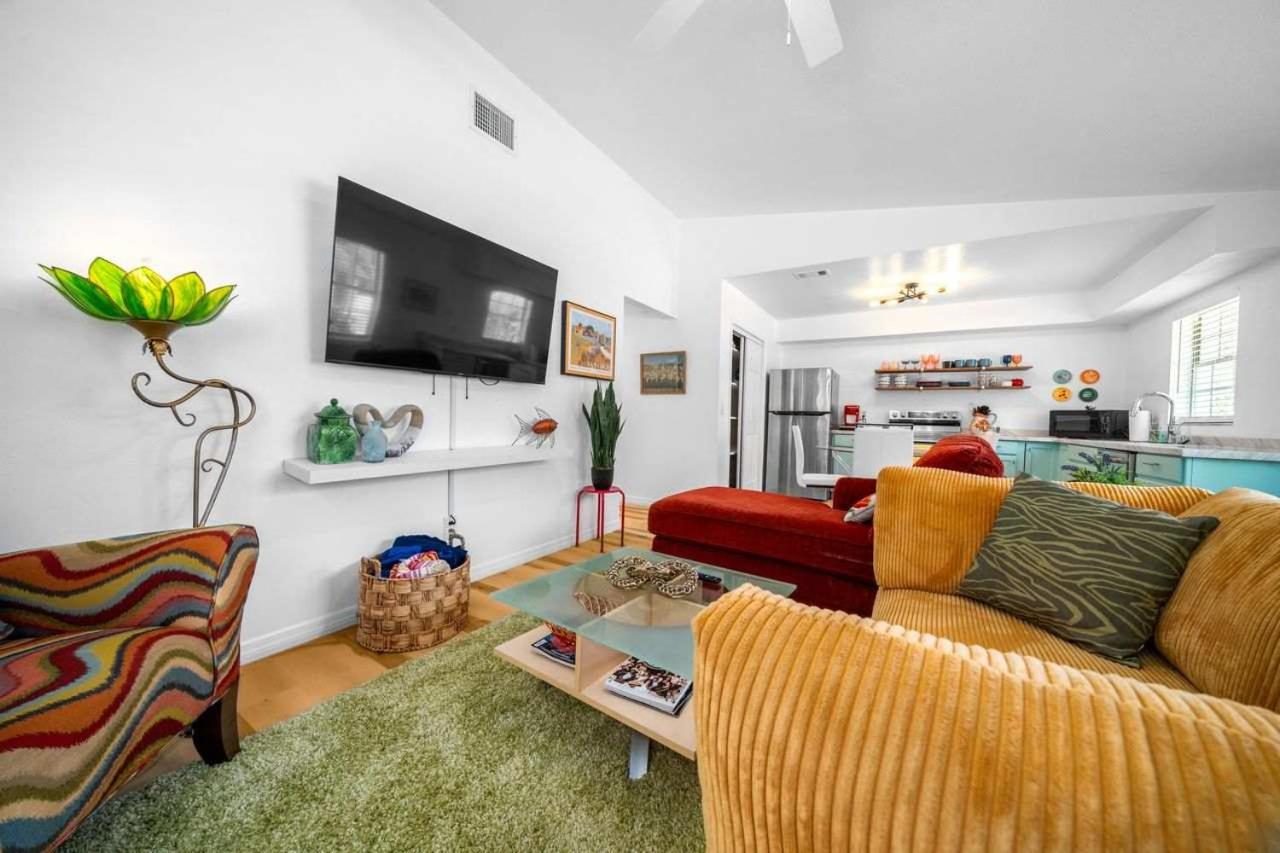 The Happy Haven - Near Manatee Tours - Pet Friendly