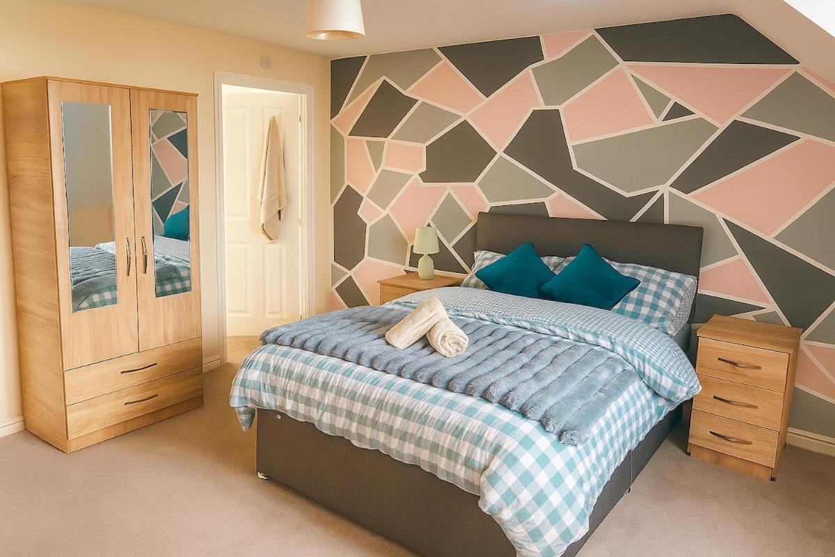 Stylish Townhouse -3 bed, work stay, Free Parking-Kingsway