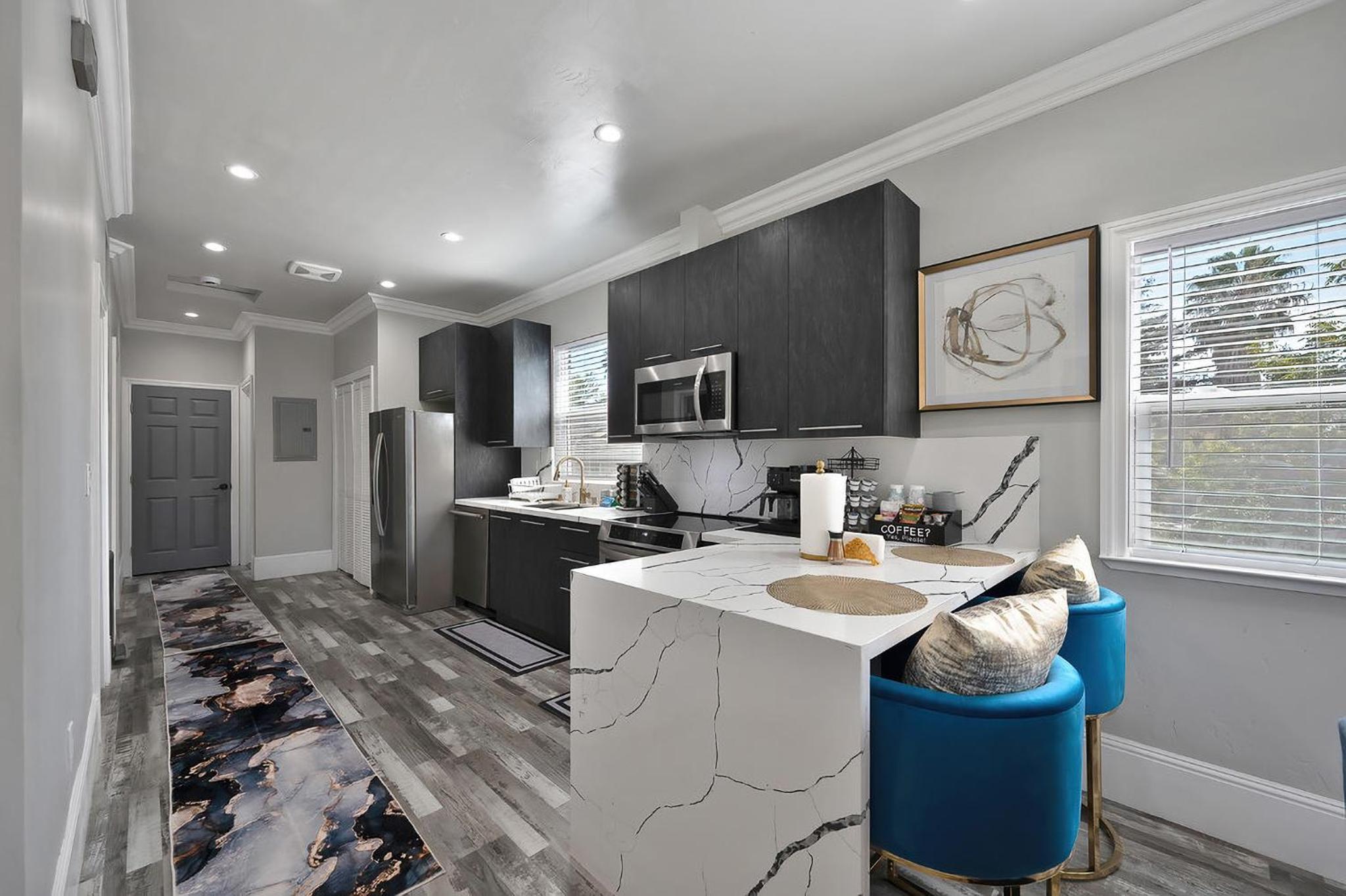 Walk to UC Davis Medical Center! Duplex with Patio