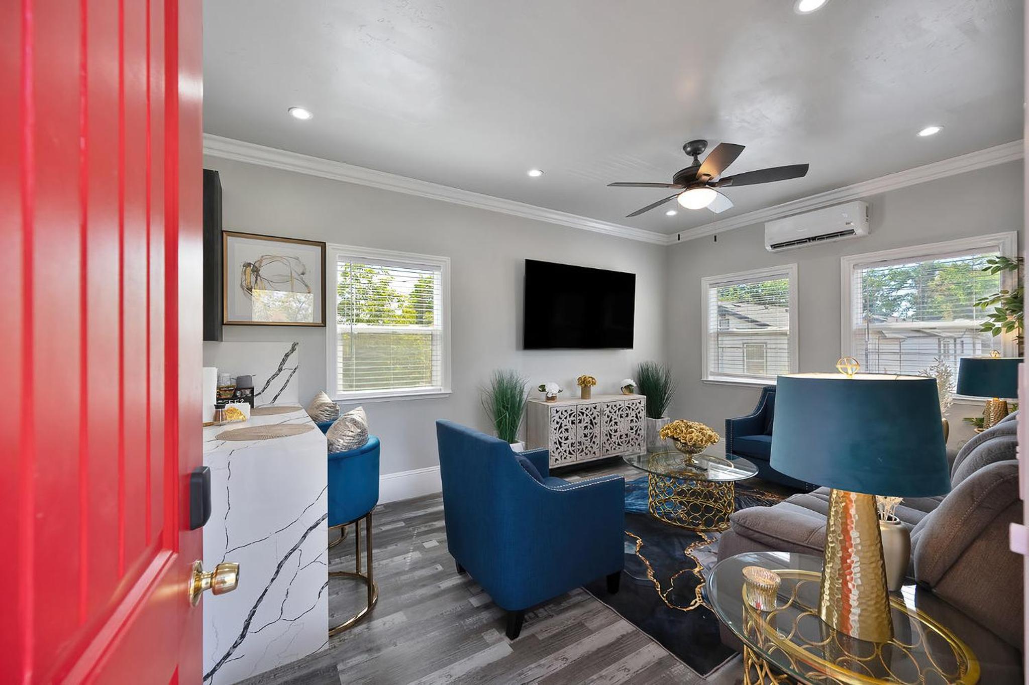 Walk to UC Davis Medical Center! Duplex with Patio