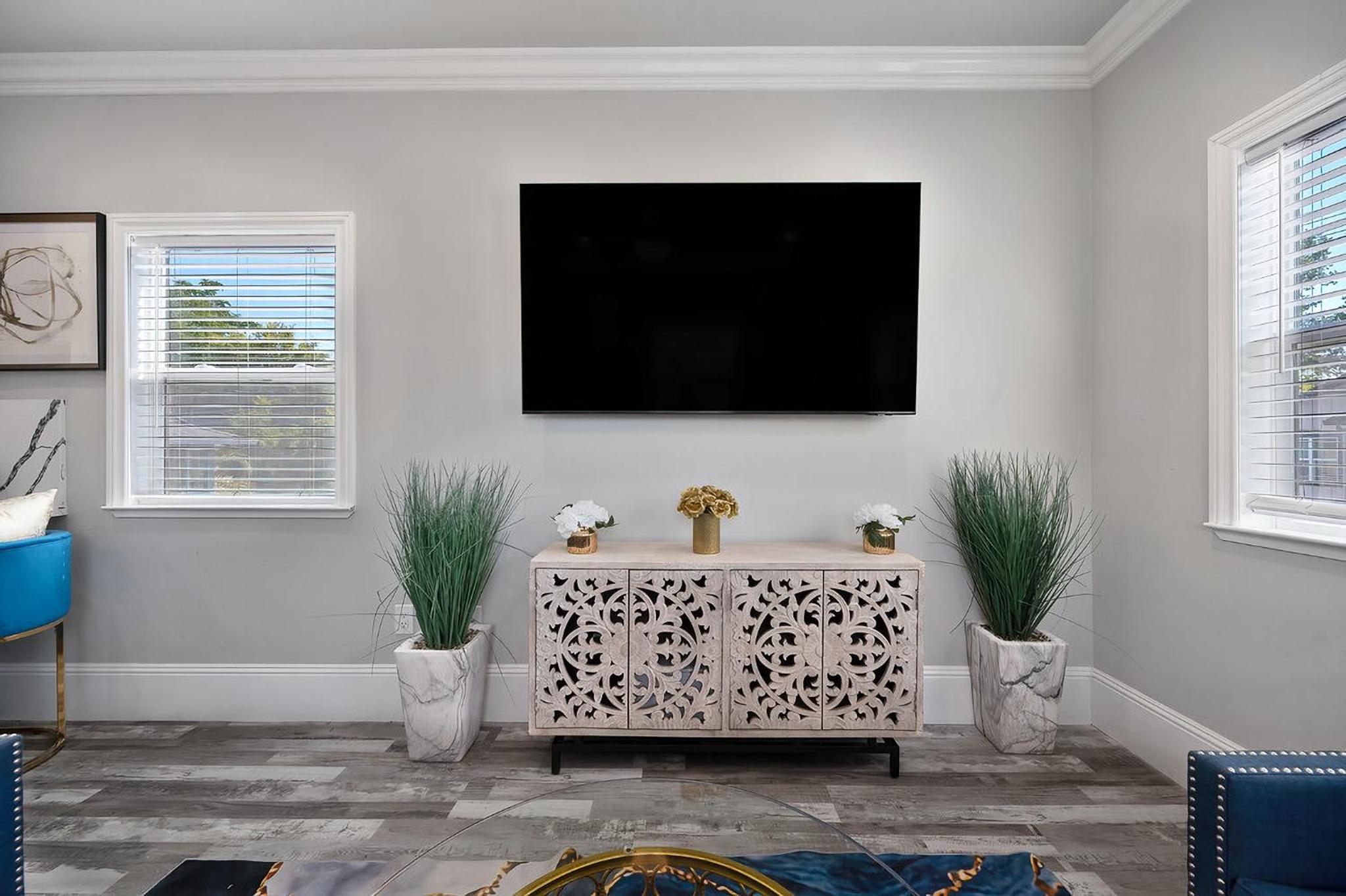 Walk to UC Davis Medical Center! Duplex with Patio