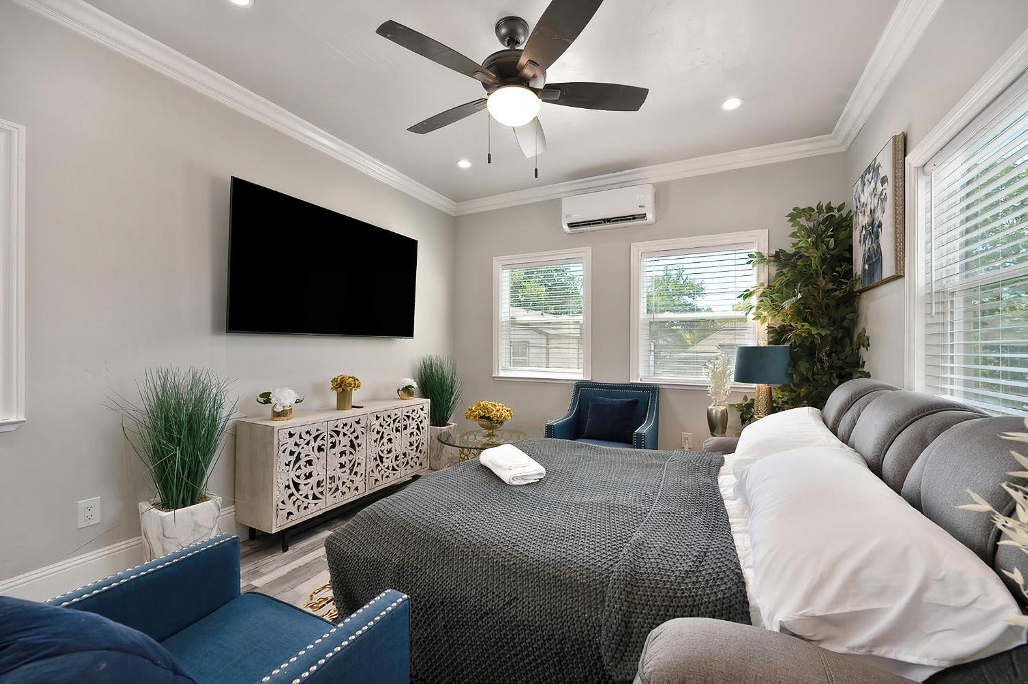 Walk to UC Davis Medical Center! Duplex with Patio