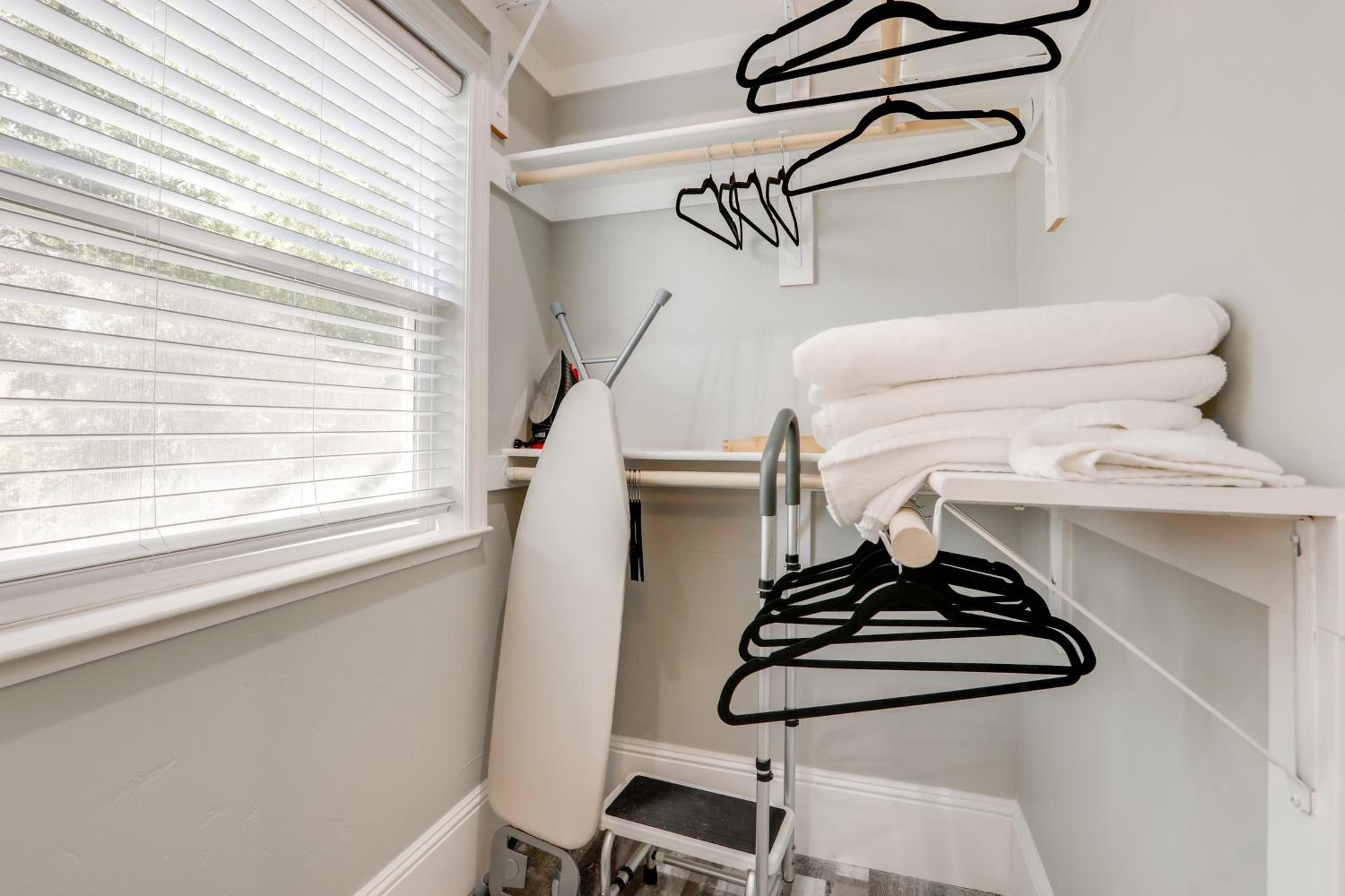 Walk to UC Davis Medical Center! Duplex with Patio