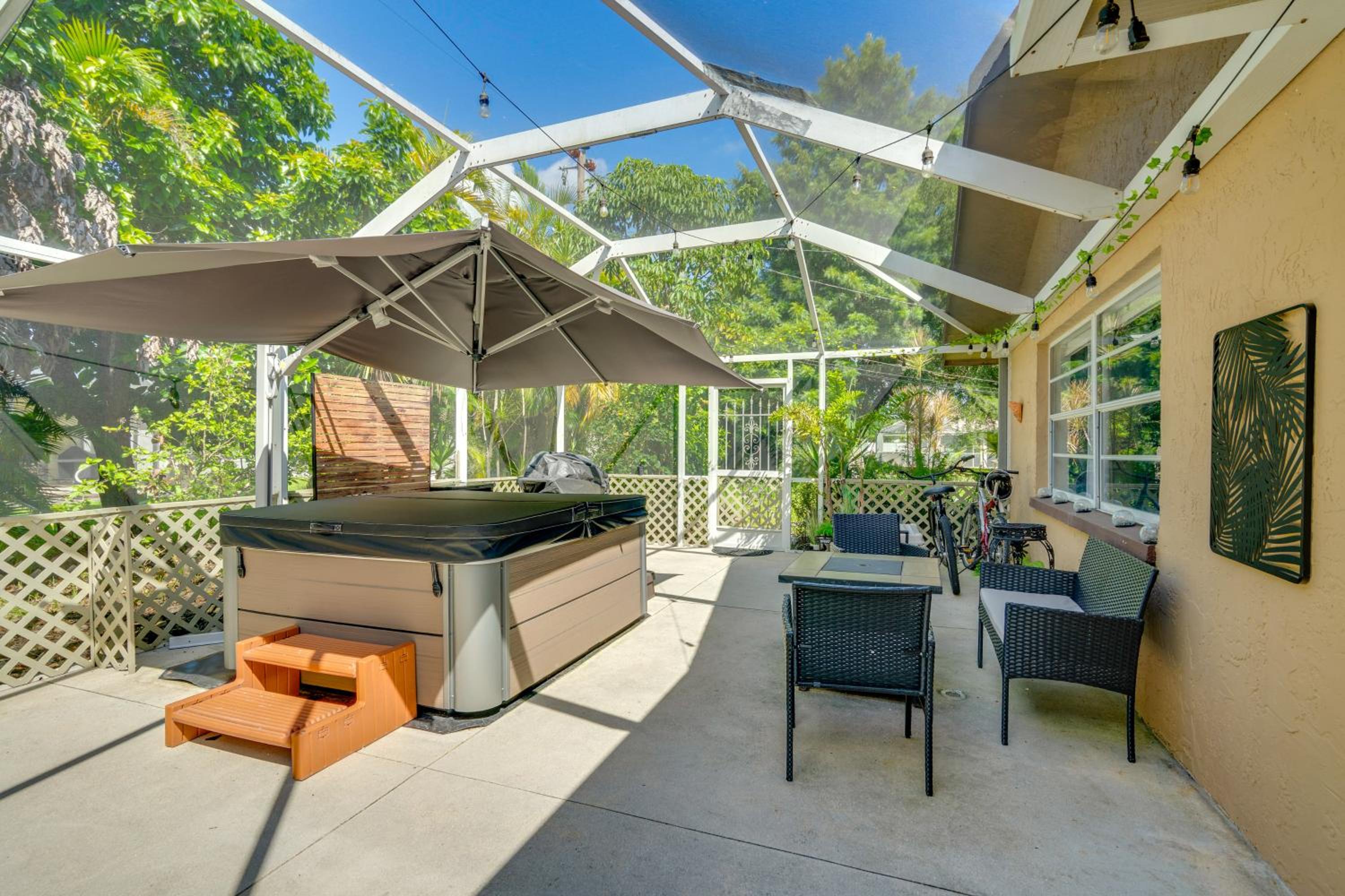Bike to Dtwn Home with Hot Tub and BBQ in Cape Coral