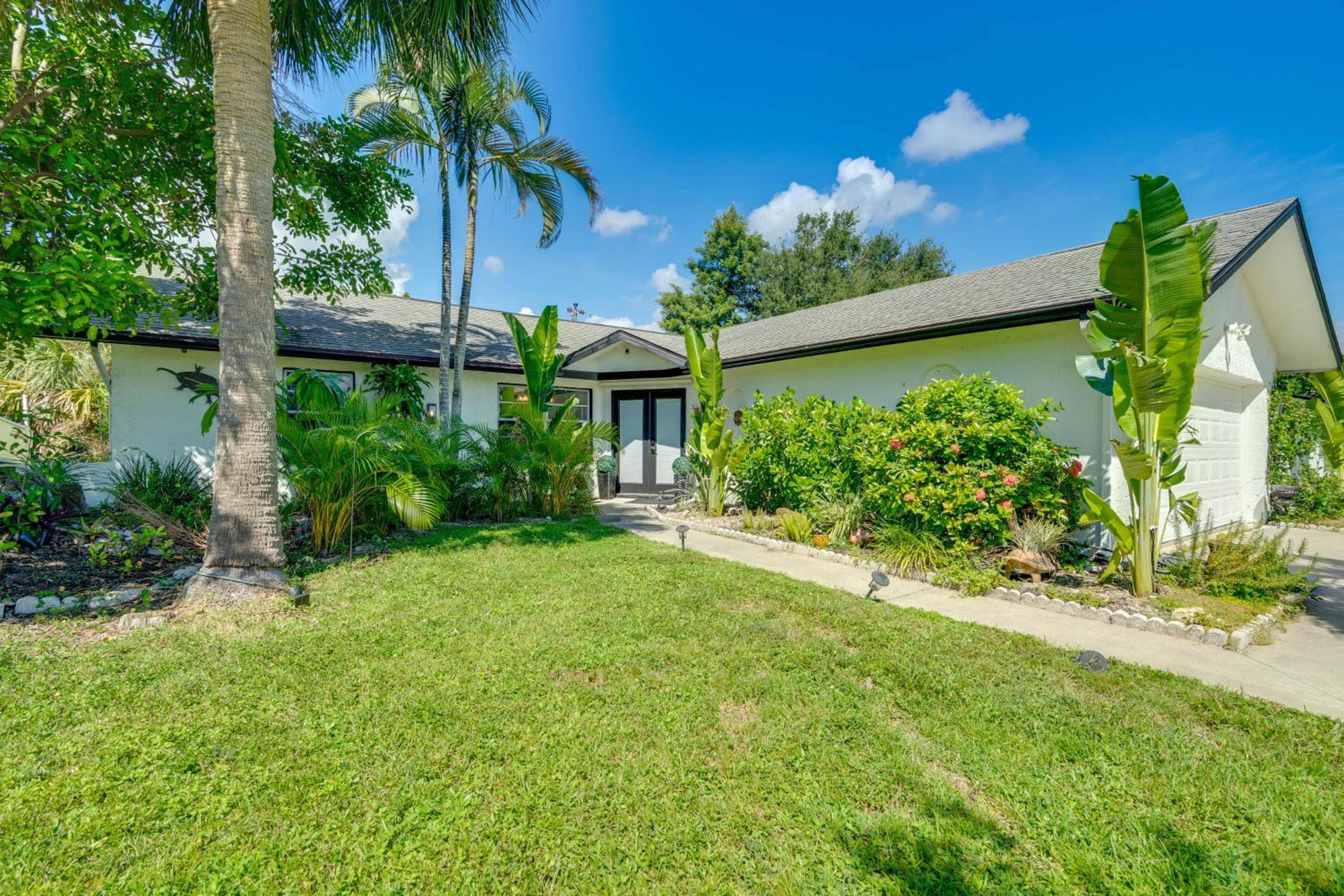 Bike to Dtwn Home with Hot Tub and BBQ in Cape Coral