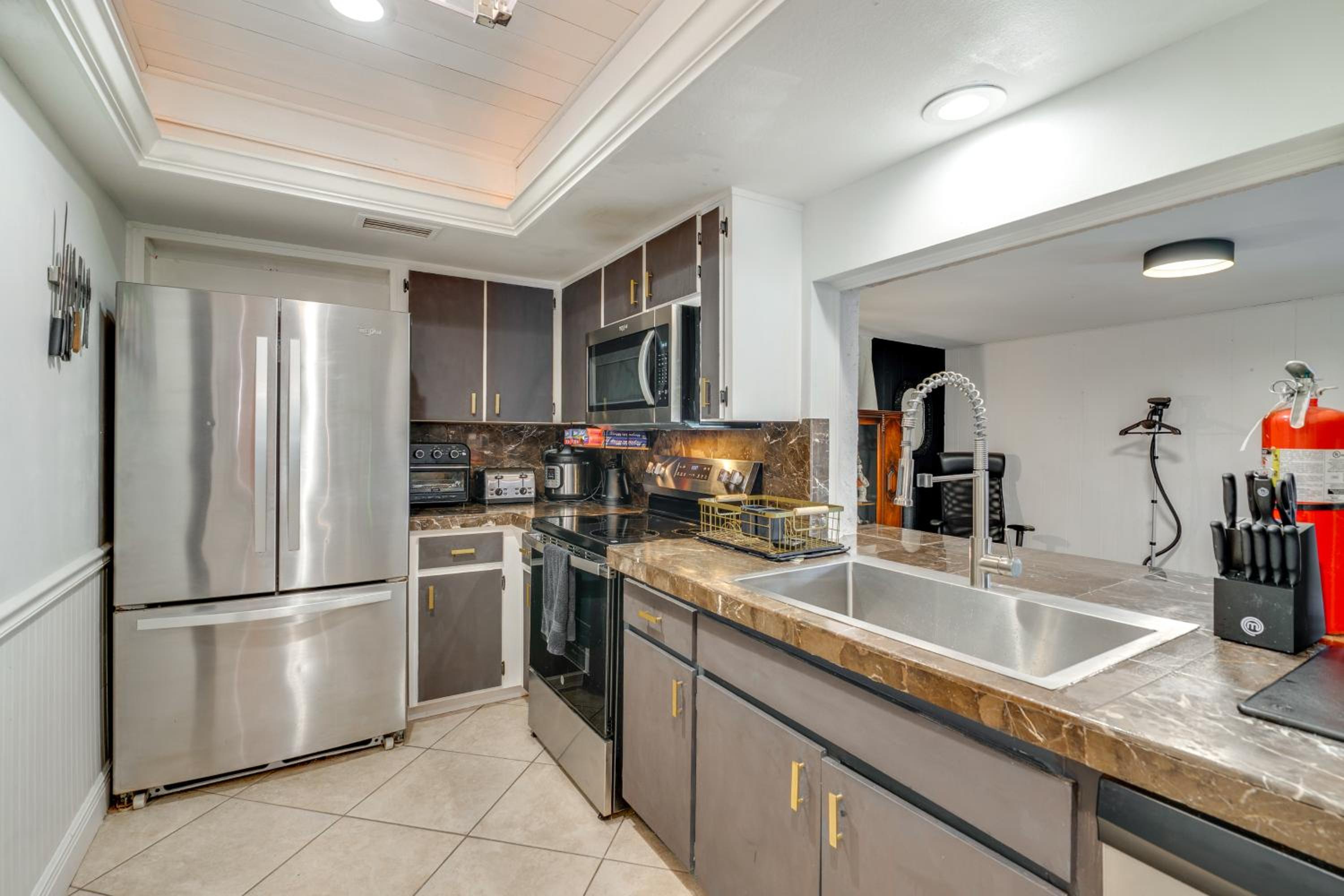 Bike to Dtwn Home with Hot Tub and BBQ in Cape Coral