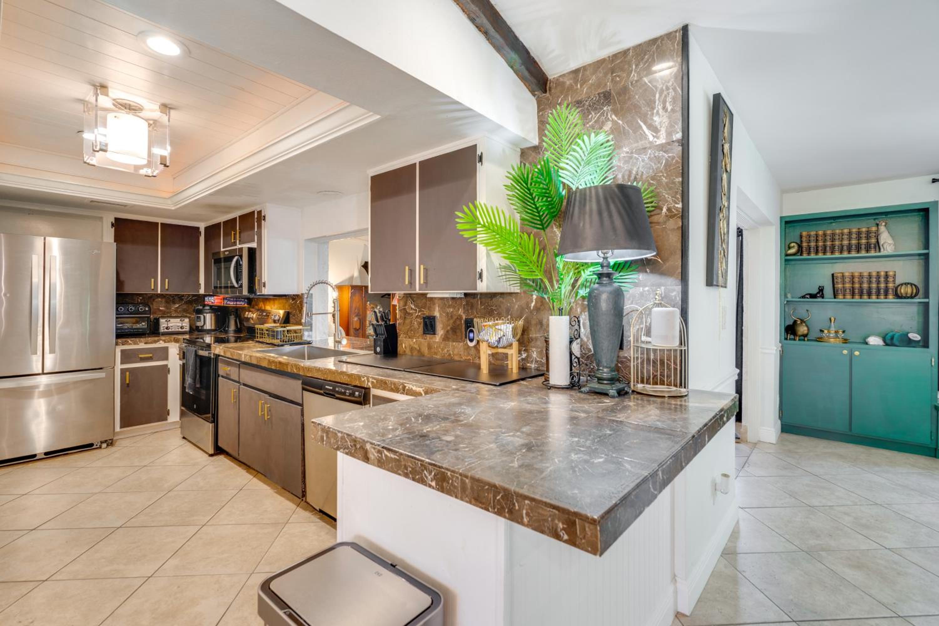 Bike to Dtwn Home with Hot Tub and BBQ in Cape Coral