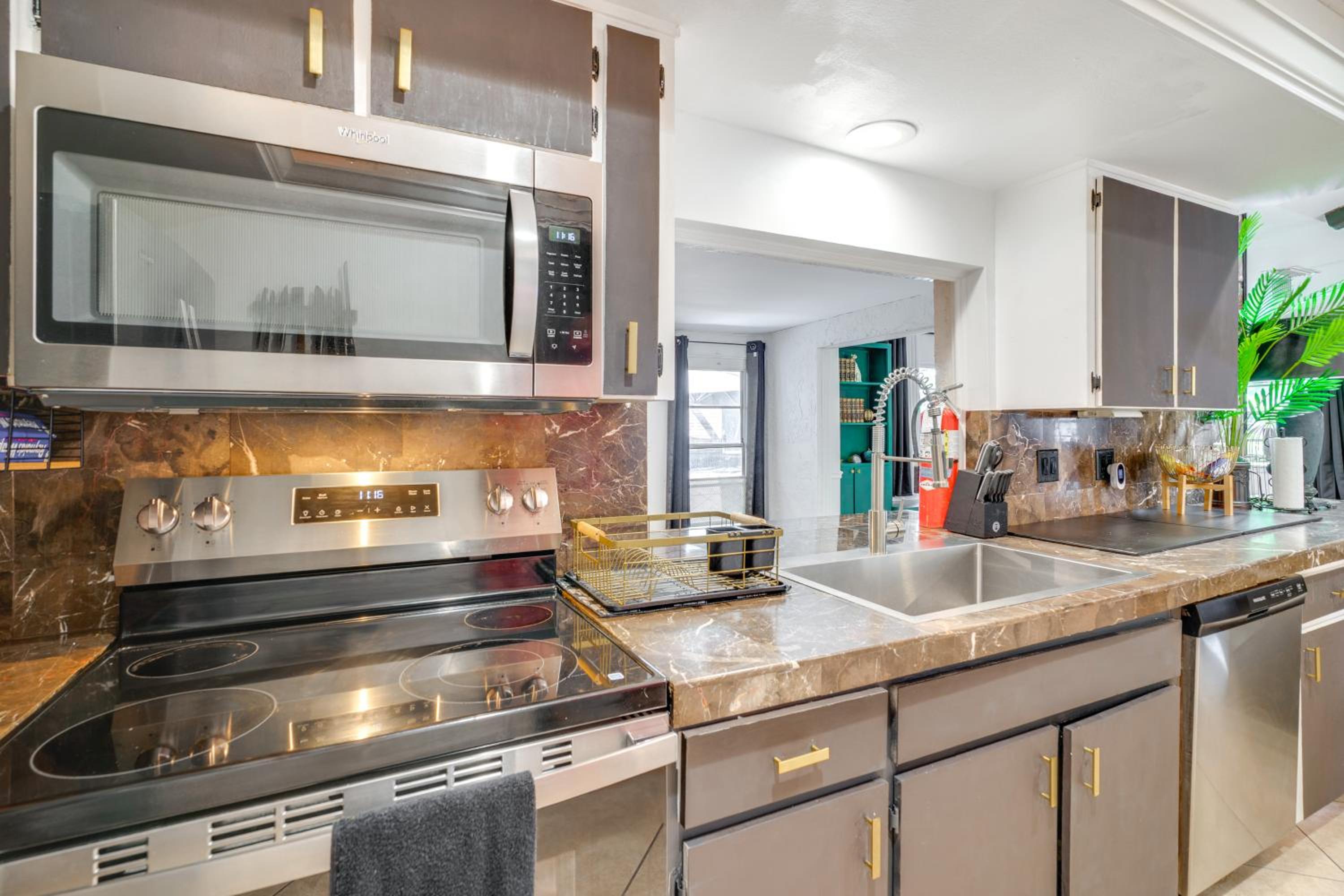 Bike to Dtwn Home with Hot Tub and BBQ in Cape Coral