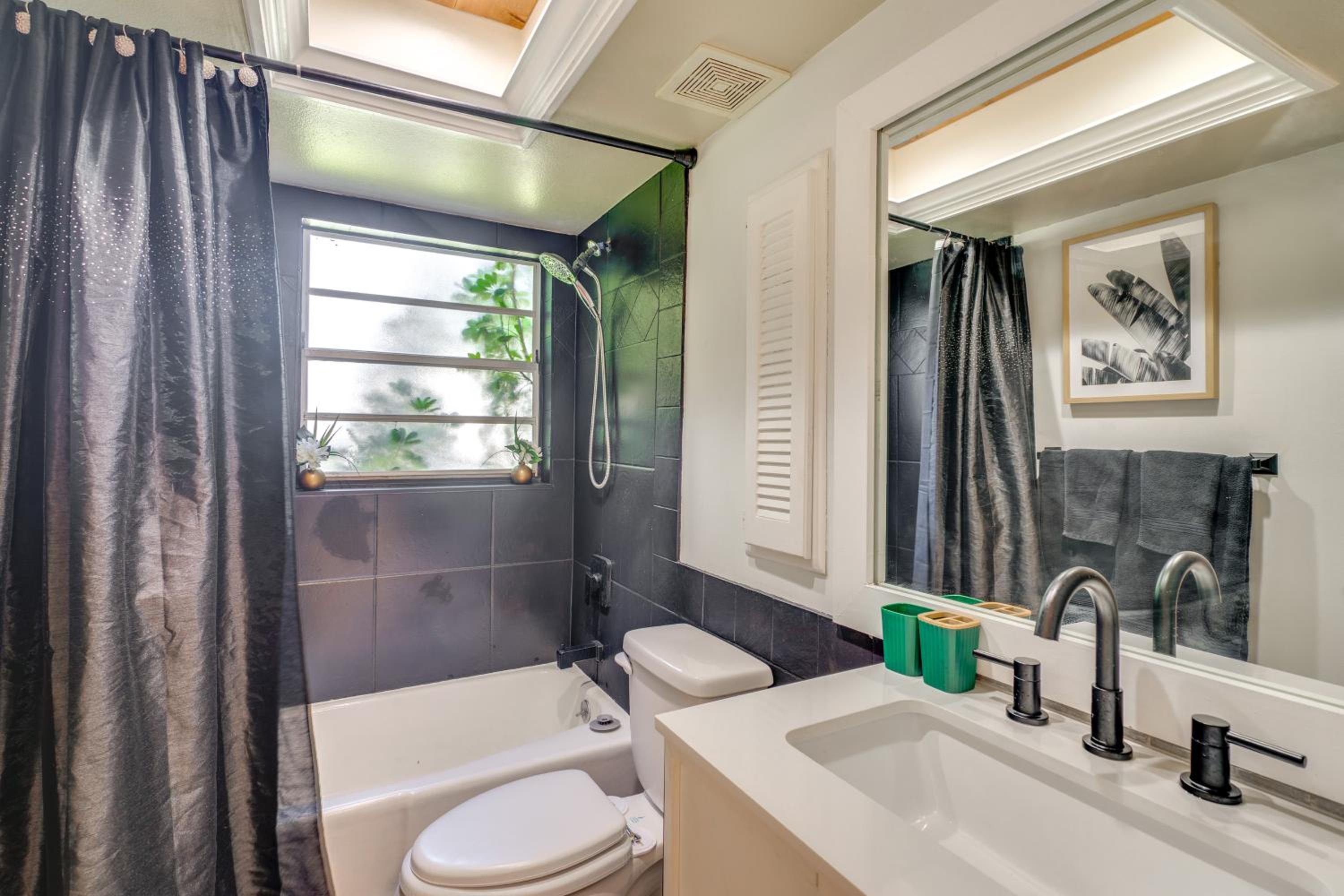 Bike to Dtwn Home with Hot Tub and BBQ in Cape Coral