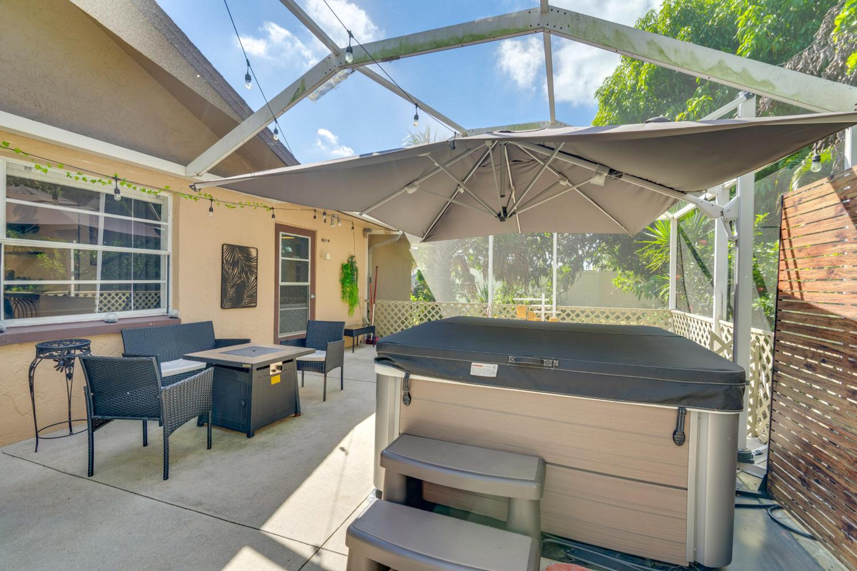 Bike to Dtwn Home with Hot Tub and BBQ in Cape Coral