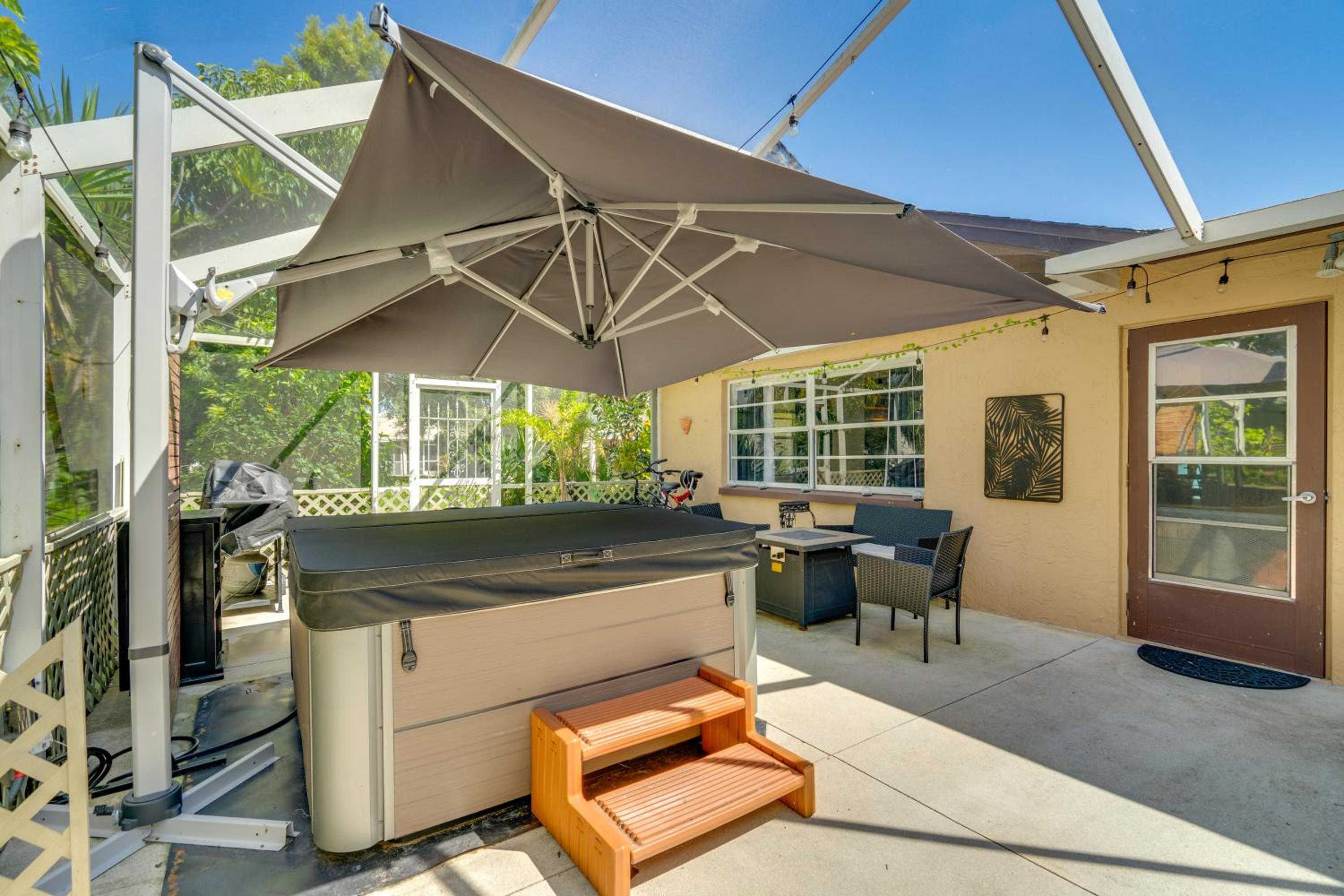 Bike to Dtwn Home with Hot Tub and BBQ in Cape Coral