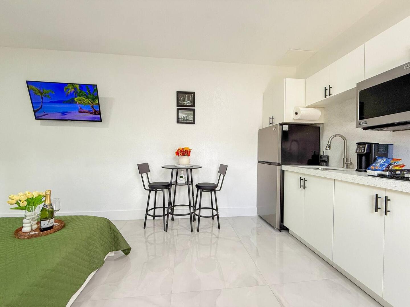 Luxury Suite Studio with Kitchen & Spa Shower