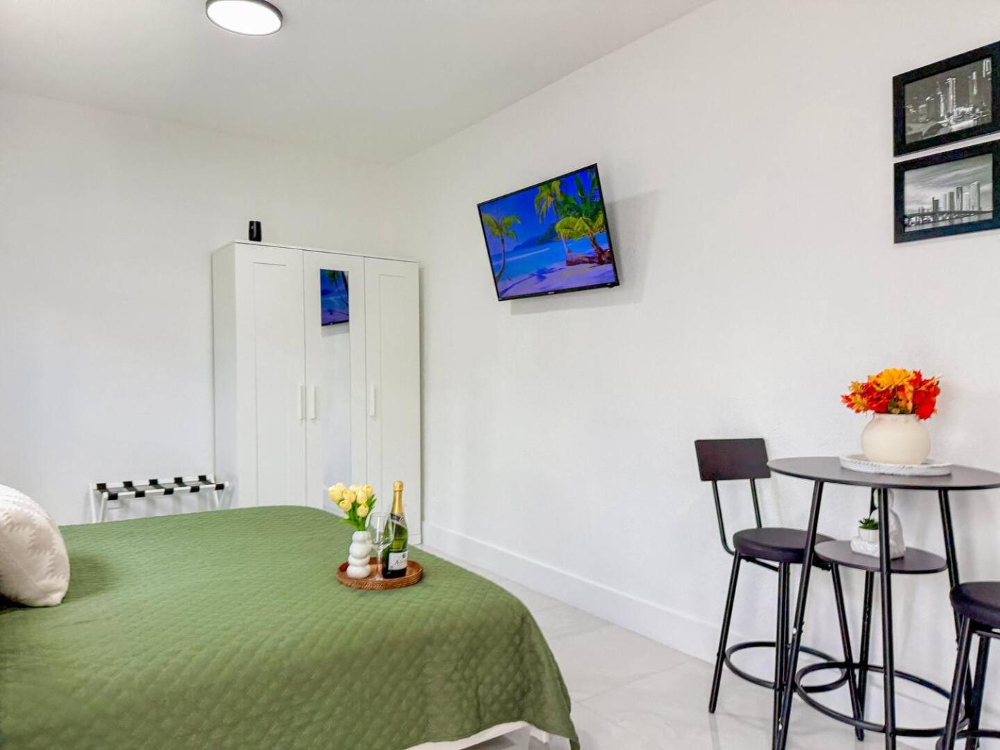 Luxury Suite Studio with Kitchen & Spa Shower