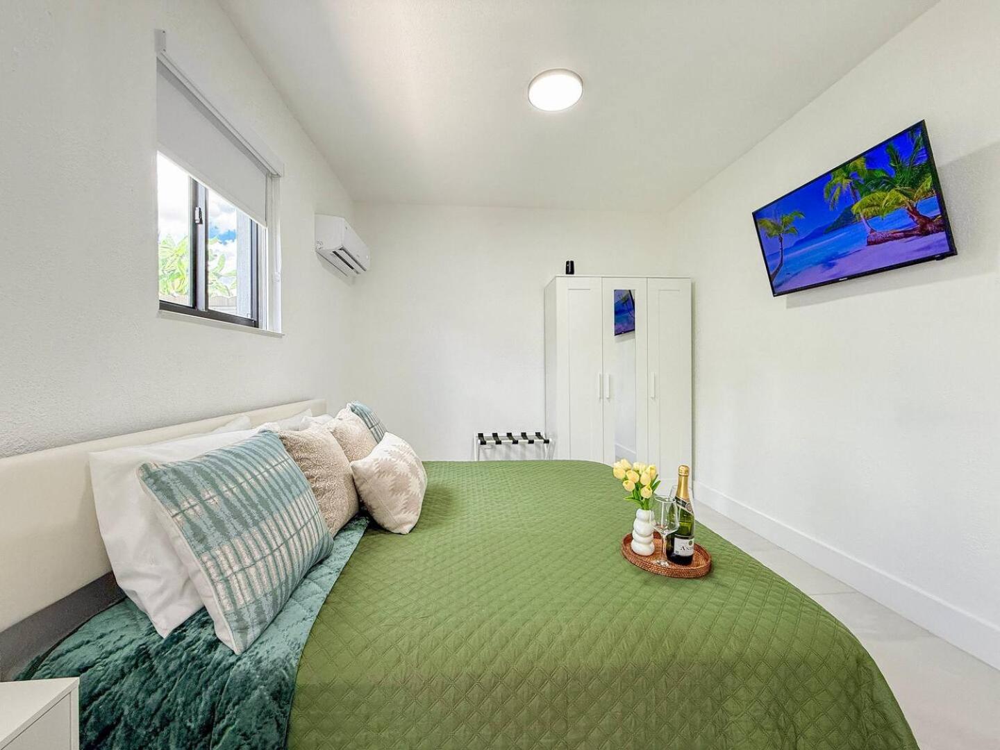 Luxury Suite Studio with Kitchen & Spa Shower