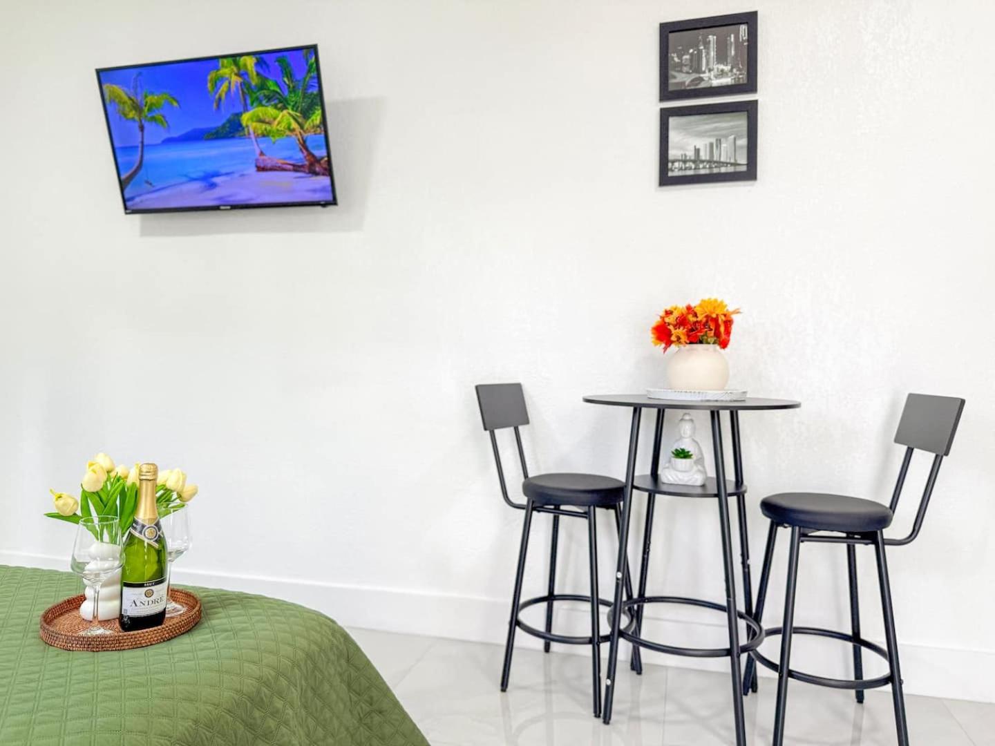 Luxury Suite Studio with Kitchen & Spa Shower