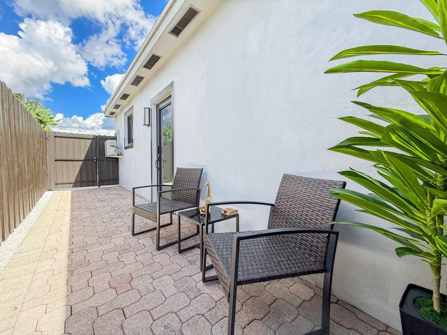 Luxury Suite Studio with Kitchen & Spa Shower