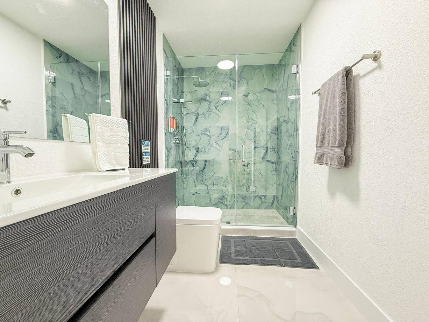 Luxury Suite Studio with Kitchen & Spa Shower