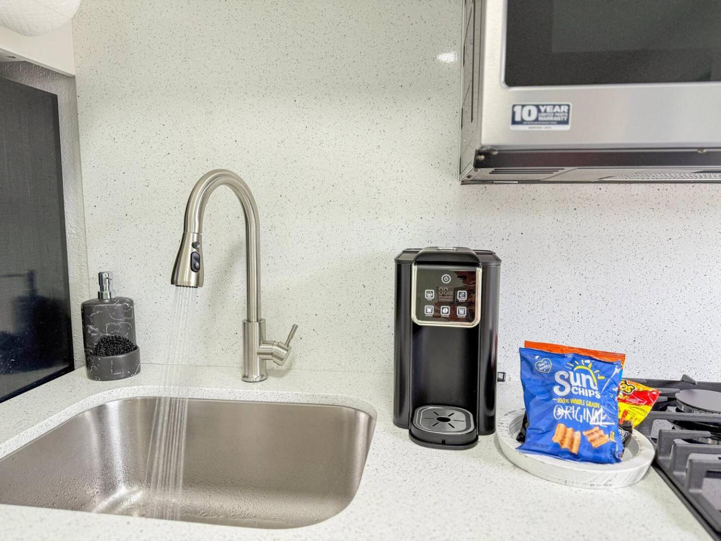 Luxury Suite Studio with Kitchen & Spa Shower