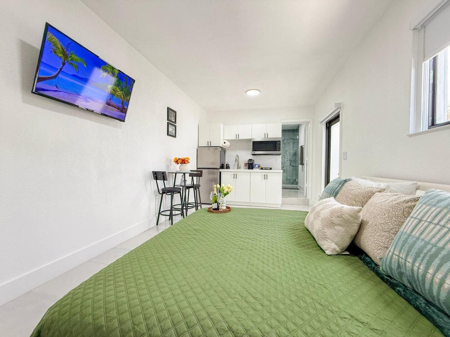 Luxury Suite Studio with Kitchen & Spa Shower