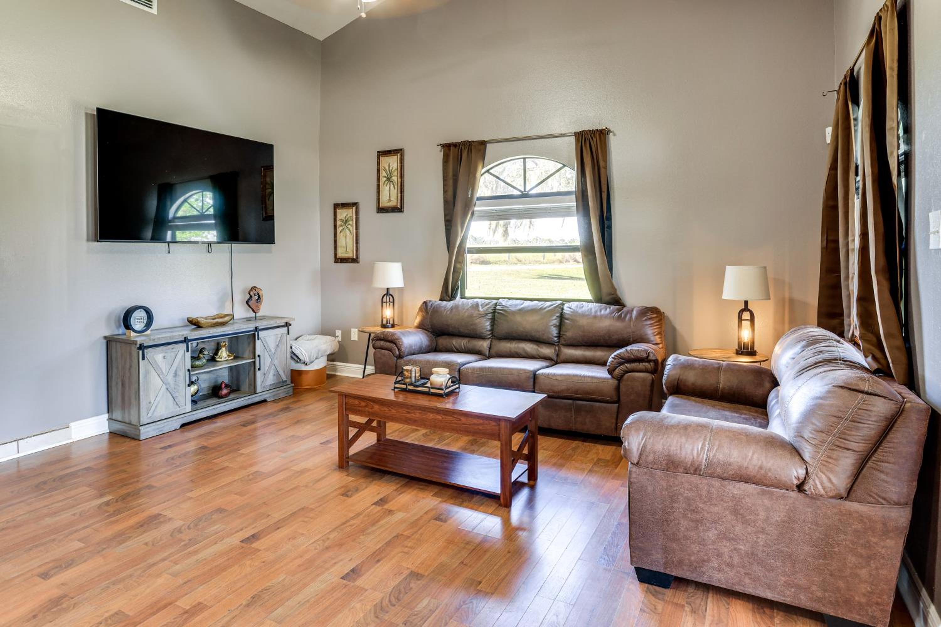 Walk to Lake Placid Family Home with BBQ and Bar Area
