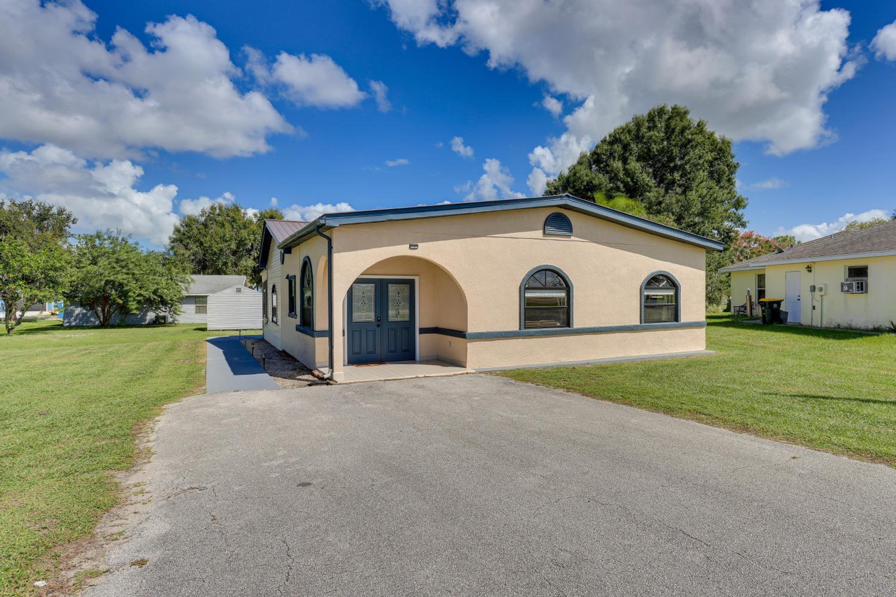 Walk to Lake Placid Family Home with BBQ and Bar Area