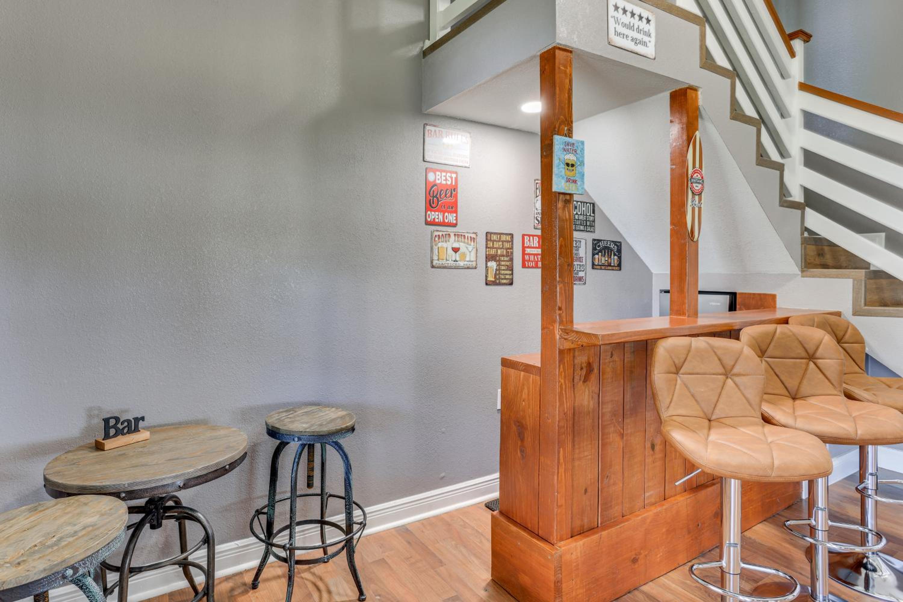 Walk to Lake Placid Family Home with BBQ and Bar Area