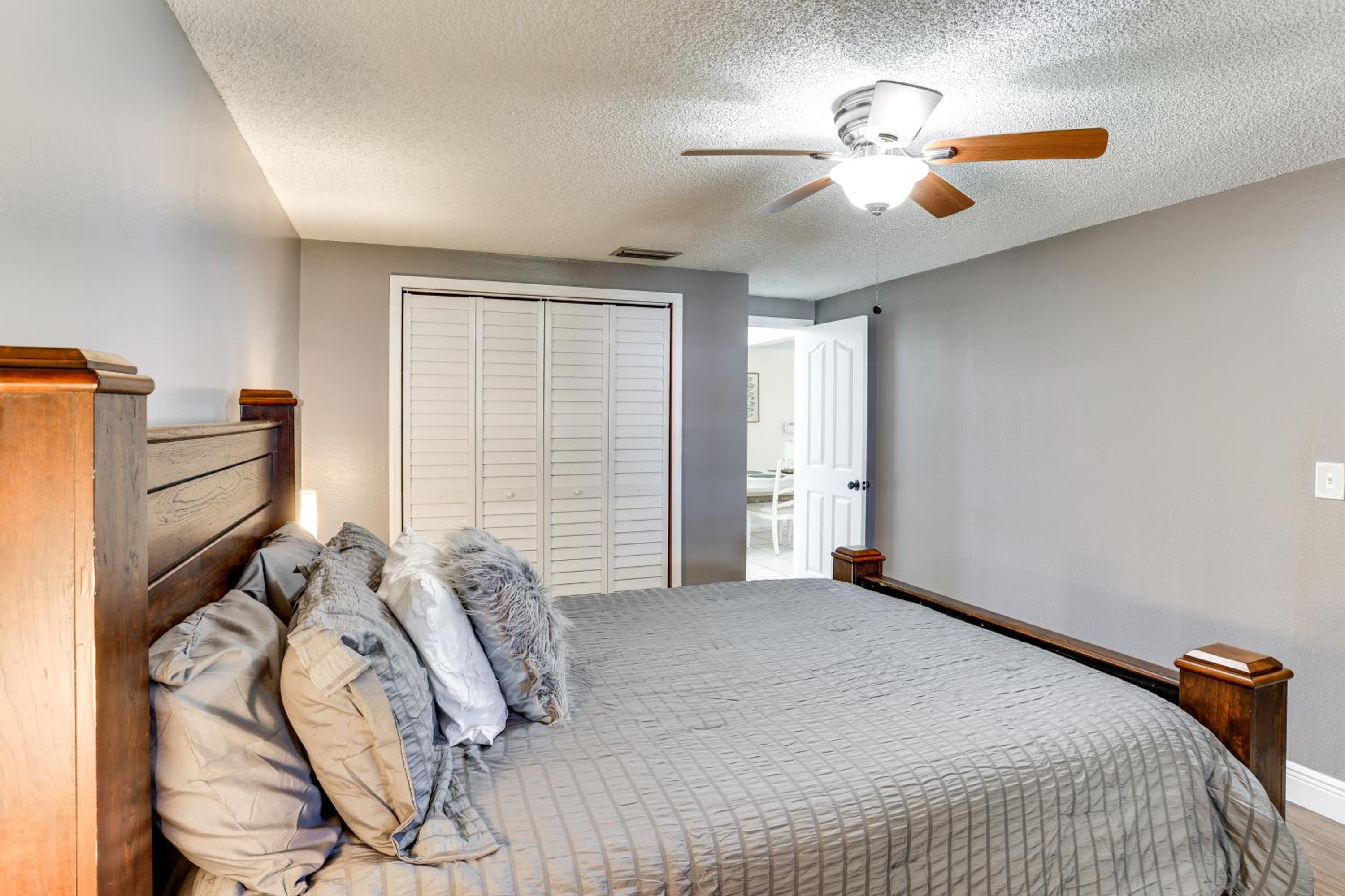 Walk to Lake Placid Family Home with BBQ and Bar Area