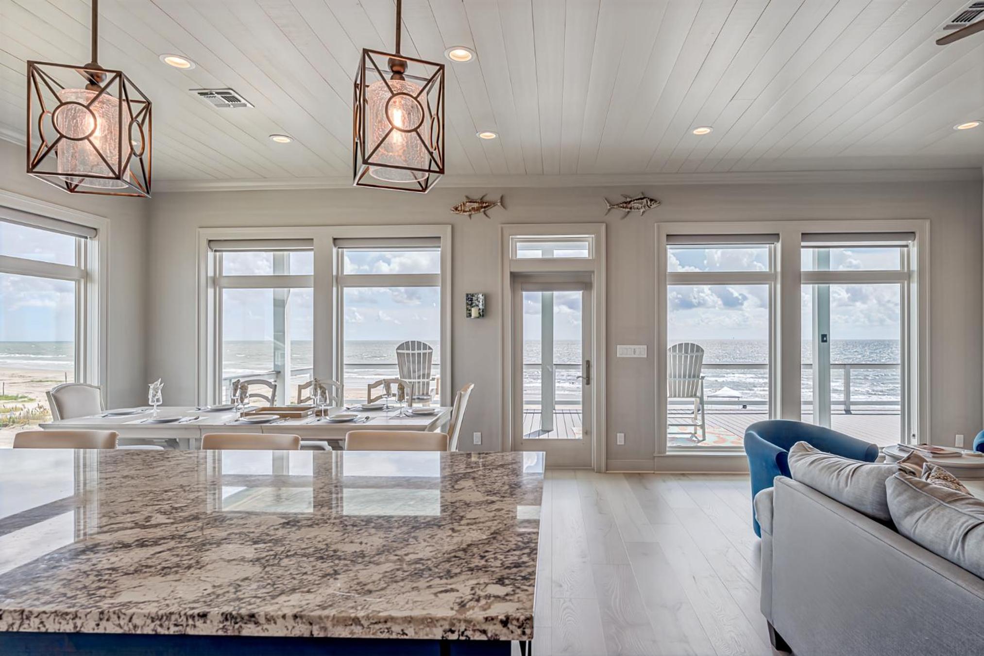 Beachfront Panoramic Gulf Views Close to Seawall