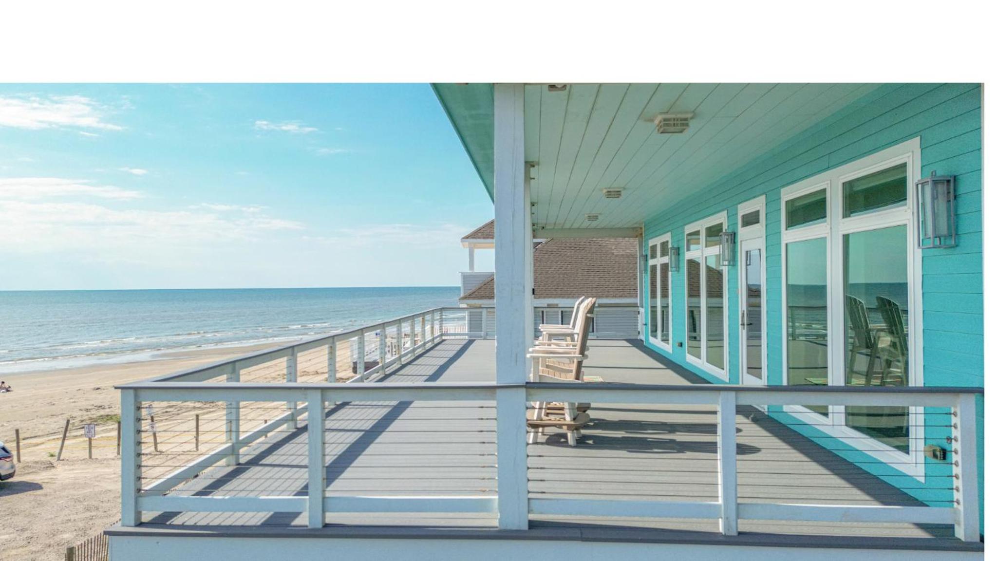 Beachfront Panoramic Gulf Views Close to Seawall