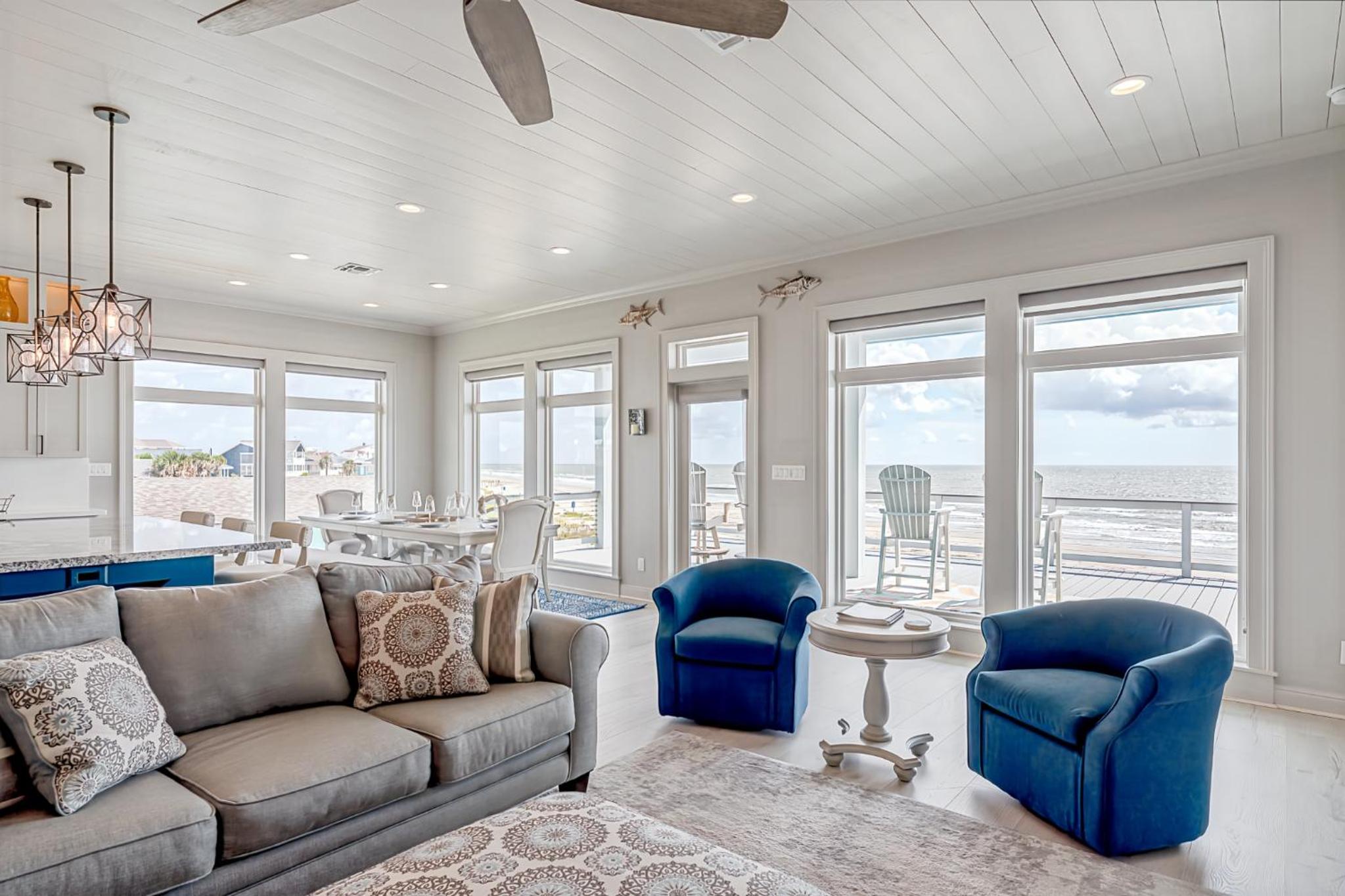 Beachfront Panoramic Gulf Views Close to Seawall