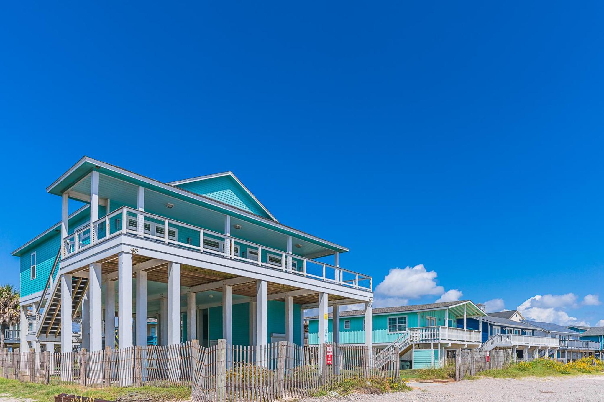 Beachfront Panoramic Gulf Views Close to Seawall