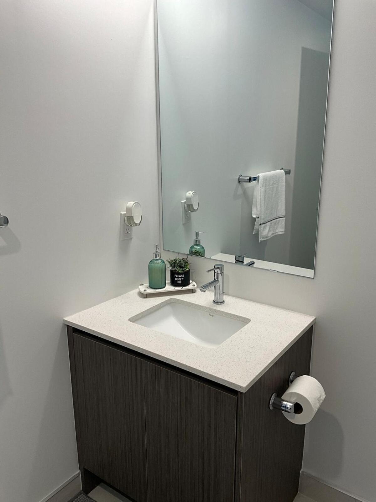 New Condo With Large Balcony - The Queensway Retreat