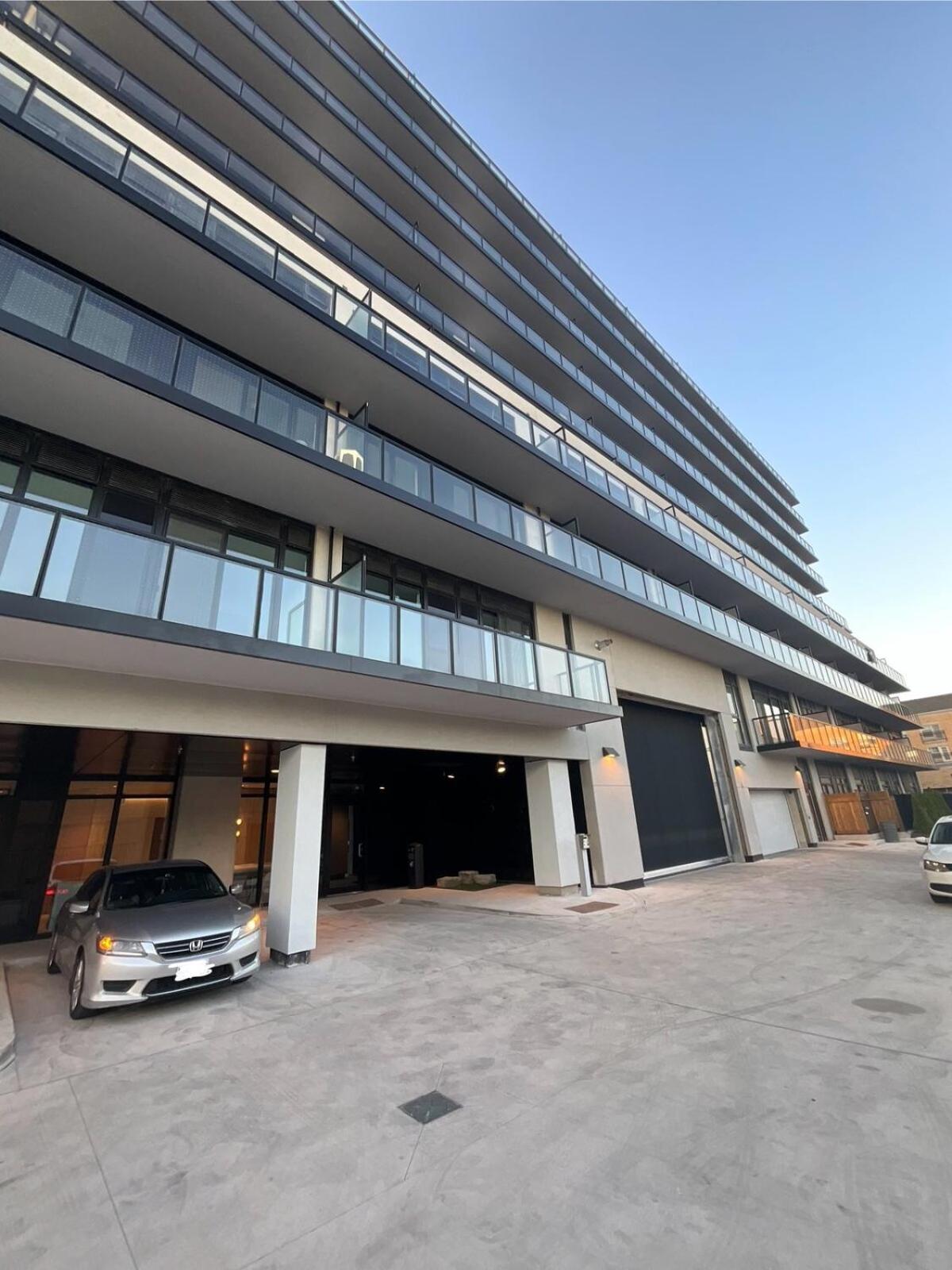 New Condo With Large Balcony - The Queensway Retreat