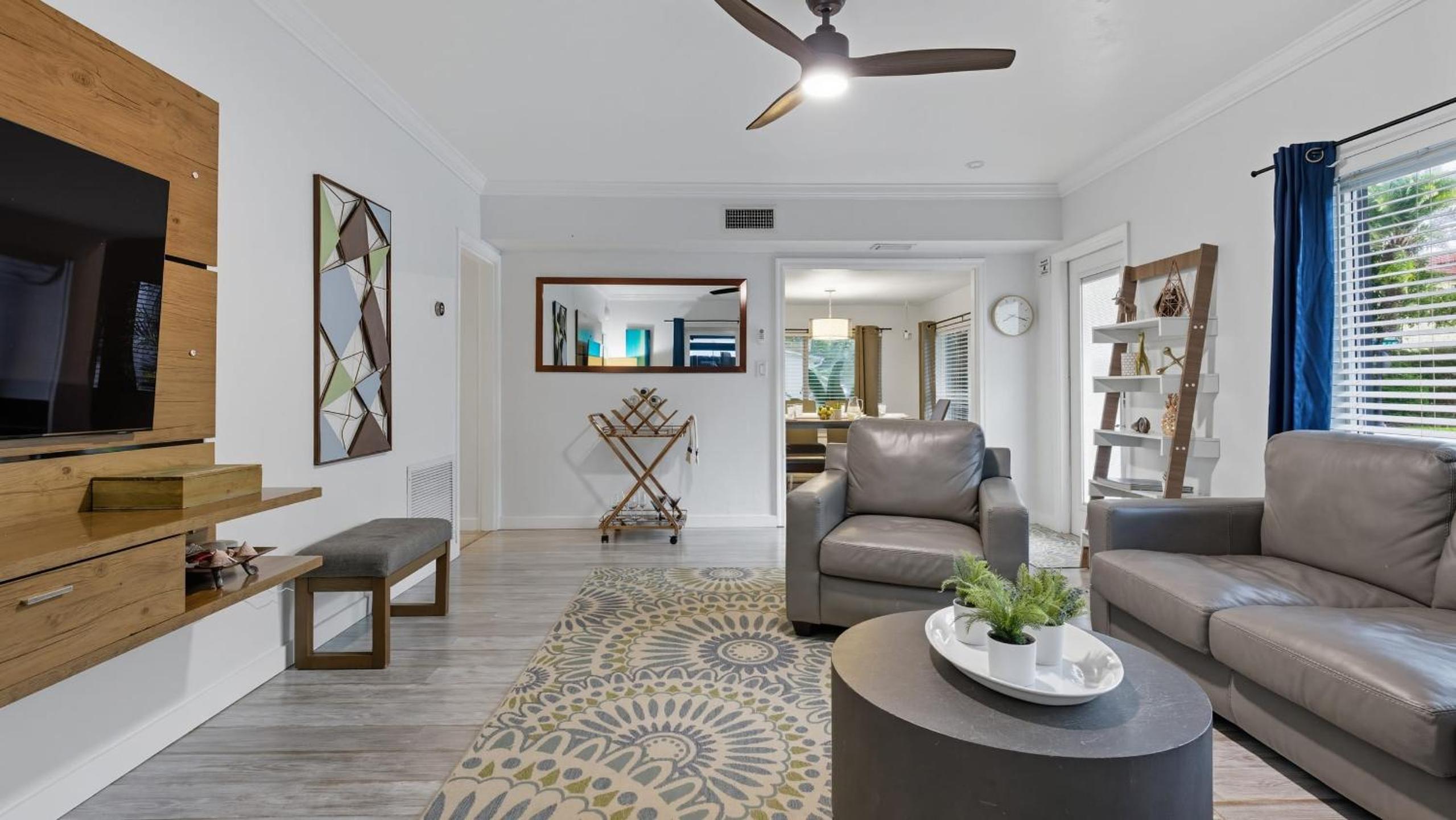 Fort Lauderdale Escape with Pool Hot Tub Dual Kitchens Paradise Stay by AvantStay