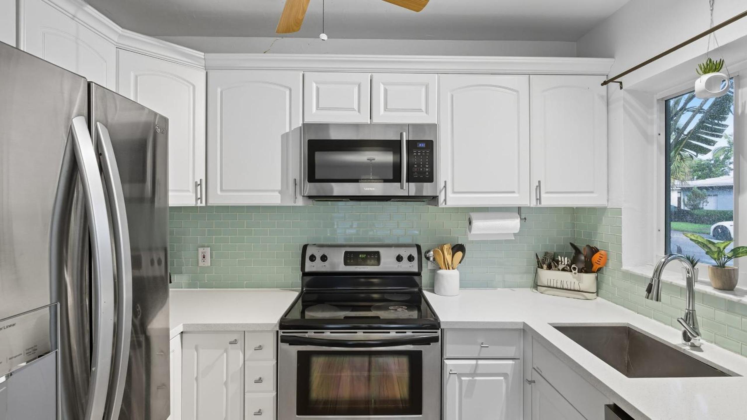 Fort Lauderdale Escape with Pool Hot Tub Dual Kitchens Paradise Stay by AvantStay