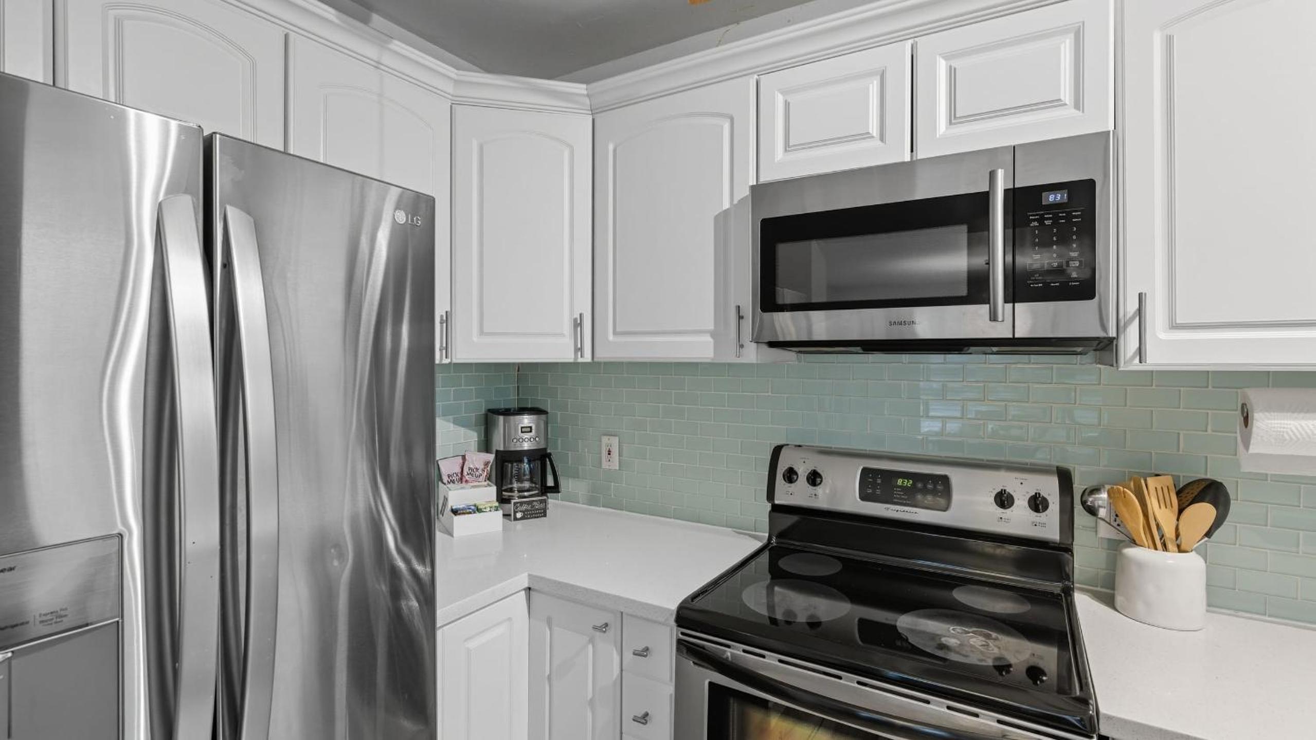 Fort Lauderdale Escape with Pool Hot Tub Dual Kitchens Paradise Stay by AvantStay