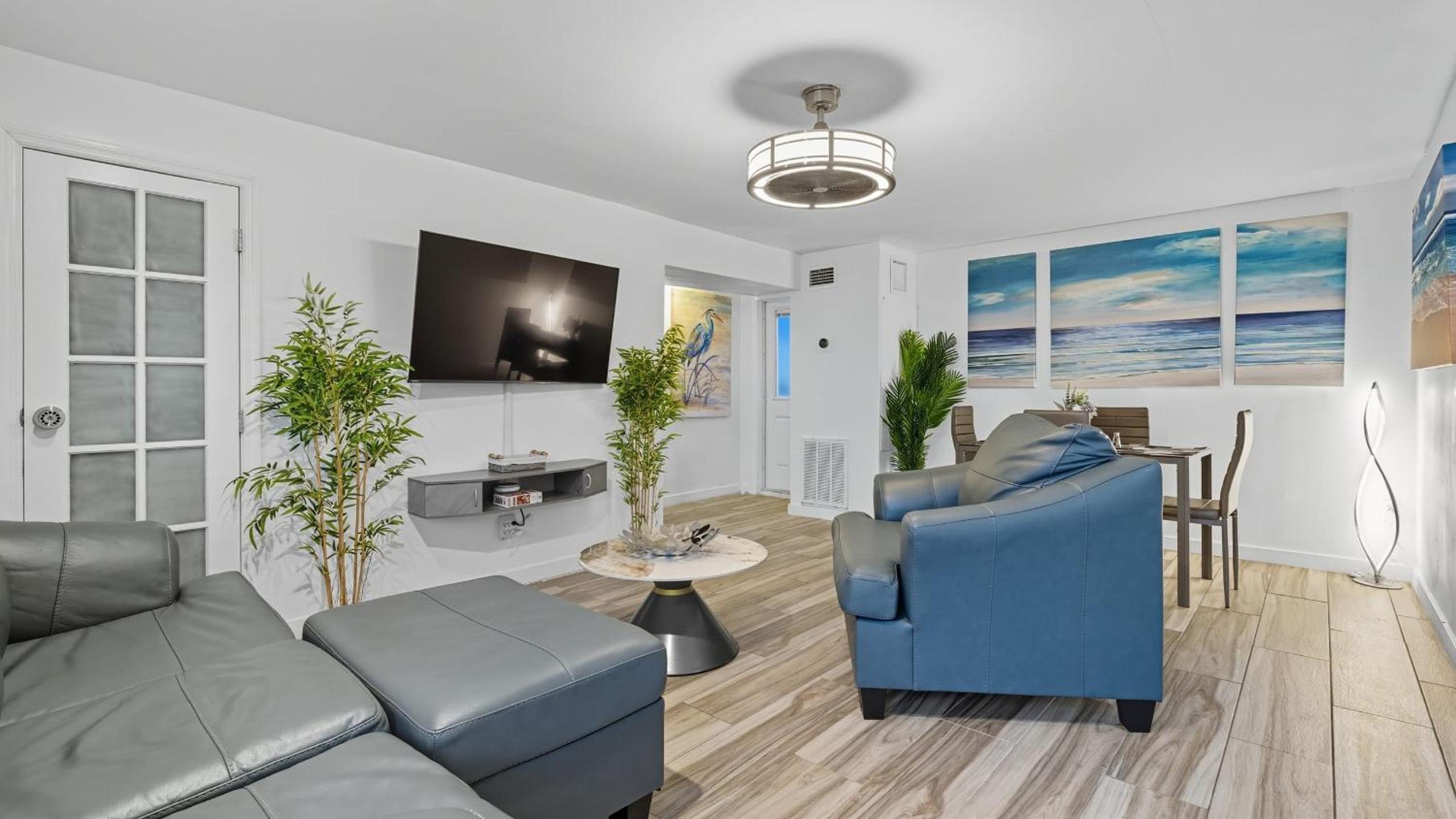 Fort Lauderdale Escape with Pool Hot Tub Dual Kitchens Paradise Stay by AvantStay