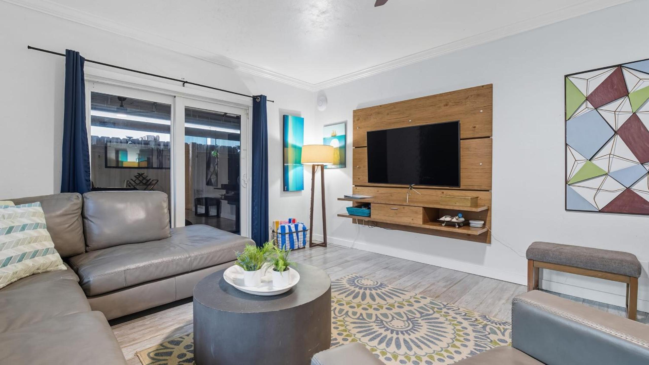 Fort Lauderdale Escape with Pool Hot Tub Dual Kitchens Paradise Stay by AvantStay