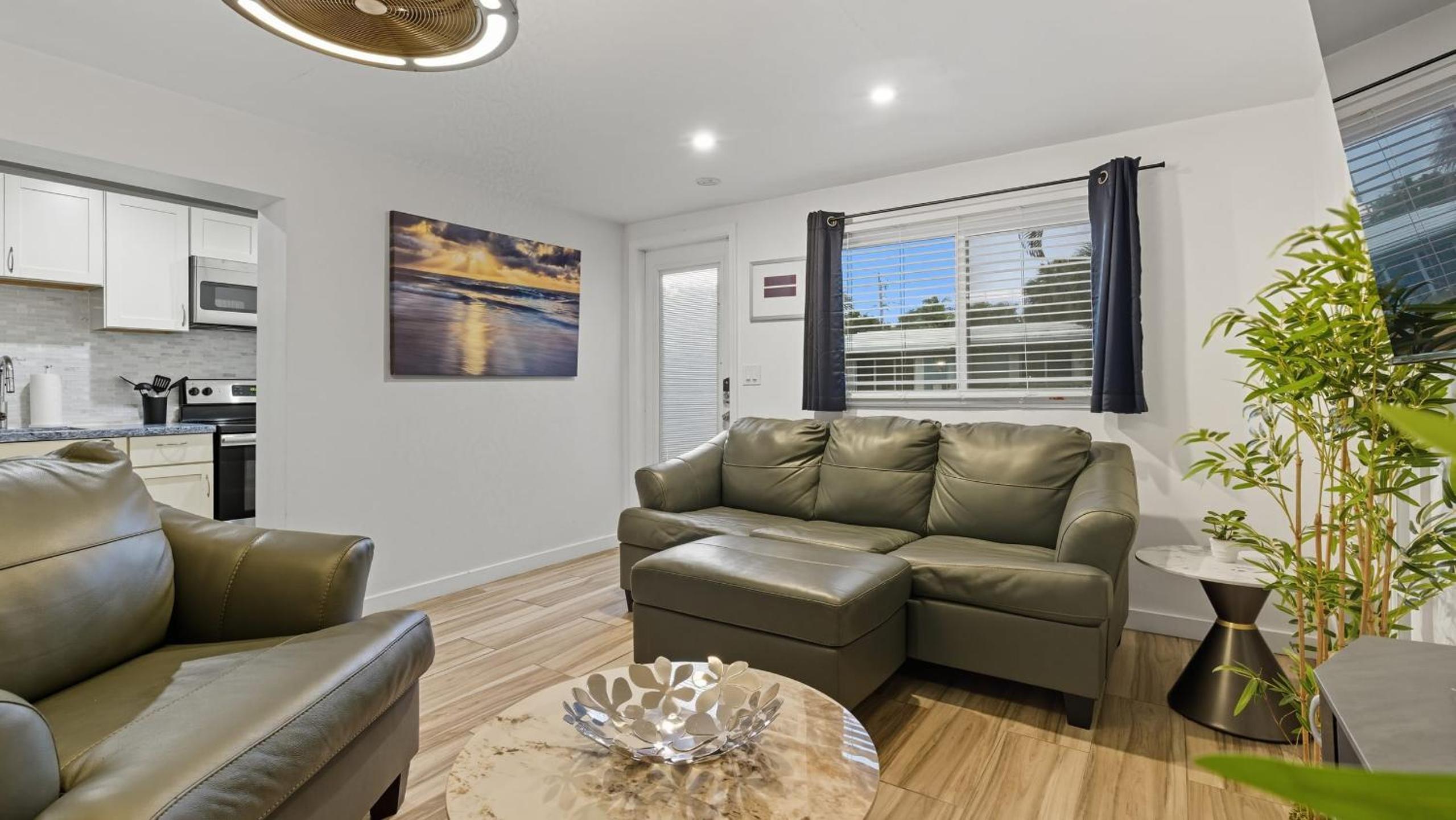Fort Lauderdale Escape with Pool Hot Tub Dual Kitchens Paradise Stay by AvantStay