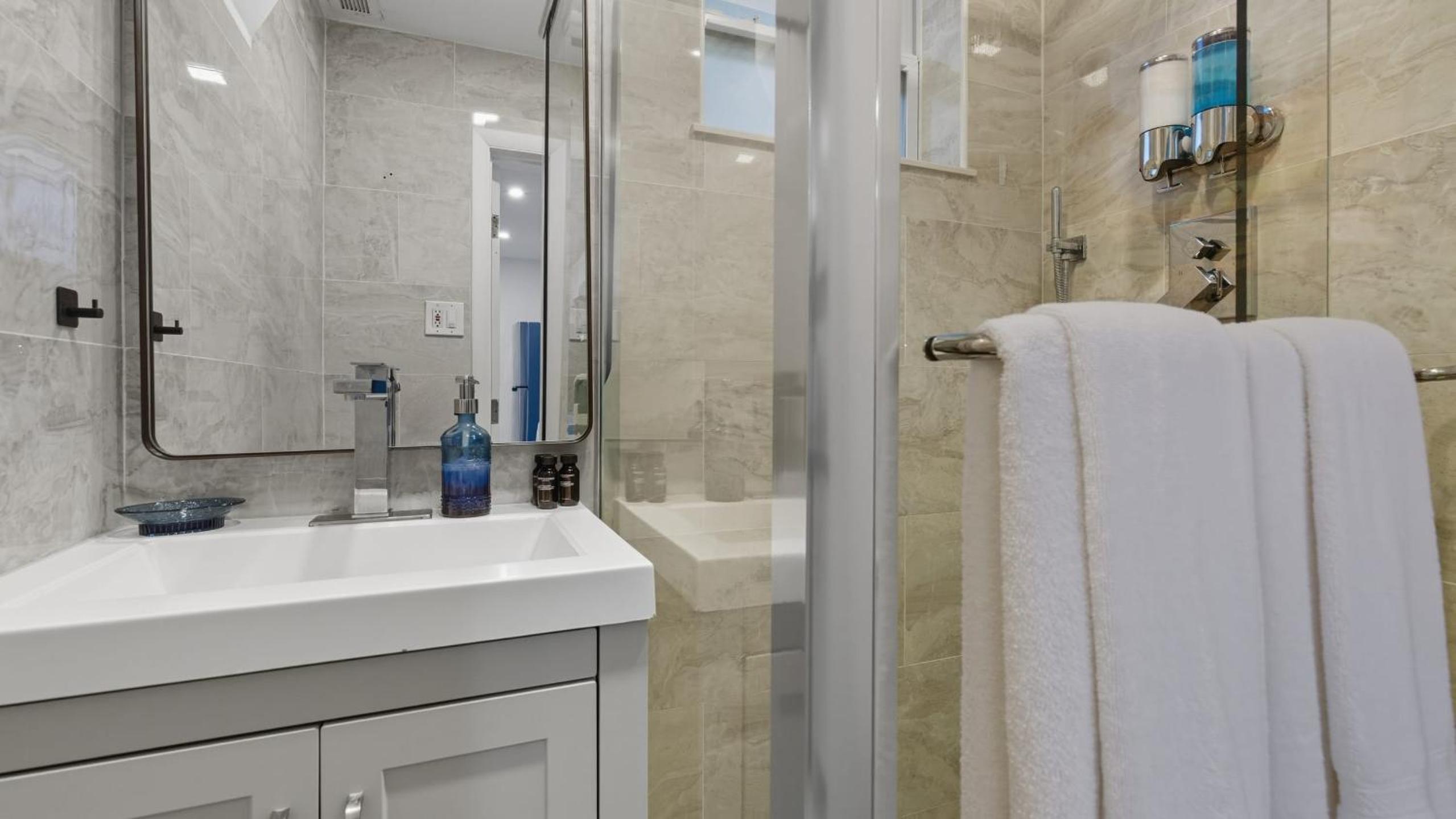 Fort Lauderdale Escape with Pool Hot Tub Dual Kitchens Paradise Stay by AvantStay