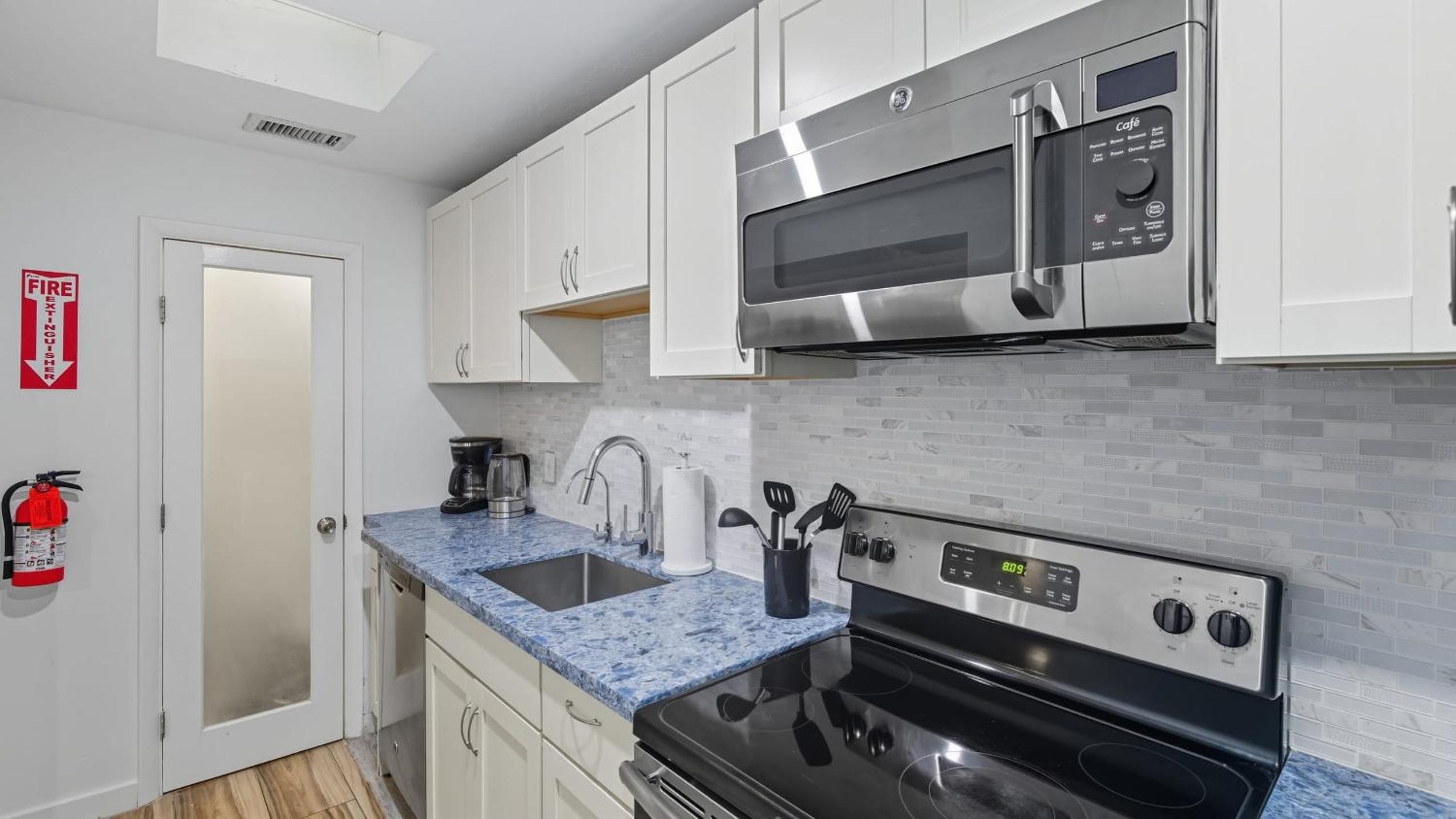 Fort Lauderdale Escape with Pool Hot Tub Dual Kitchens Paradise Stay by AvantStay