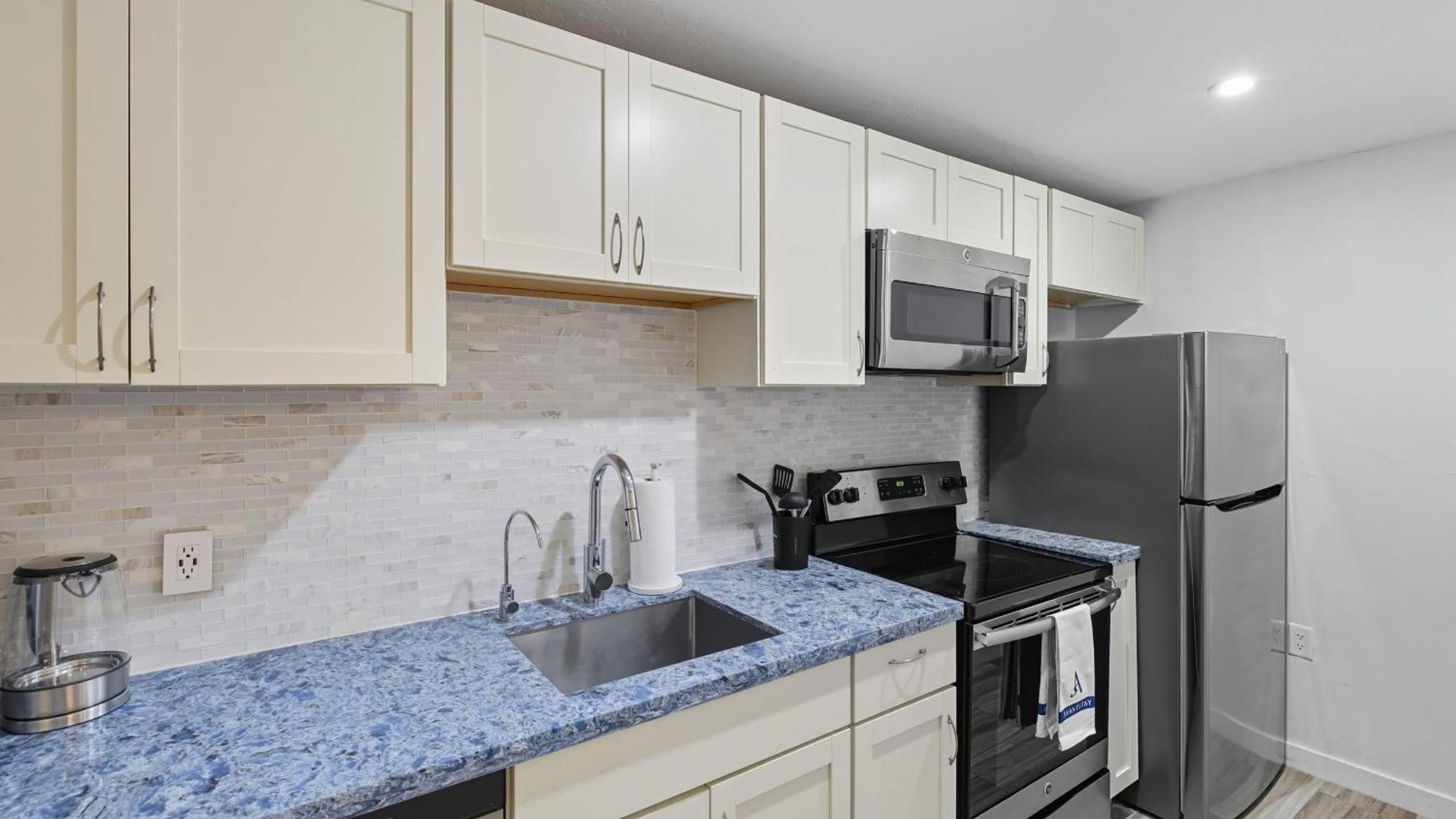 Fort Lauderdale Escape with Pool Hot Tub Dual Kitchens Paradise Stay by AvantStay