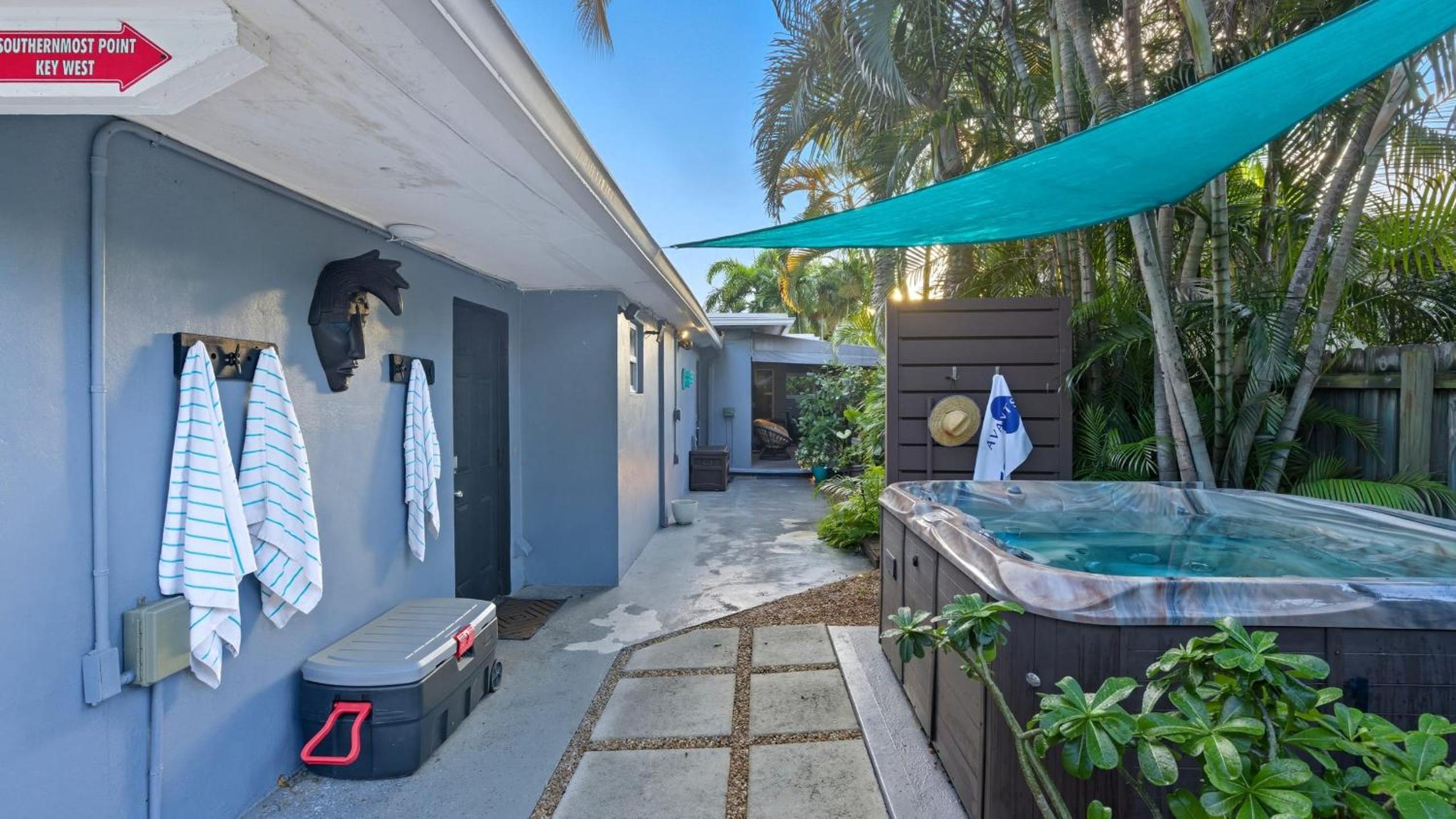 Fort Lauderdale Escape with Pool Hot Tub Dual Kitchens Paradise Stay by AvantStay