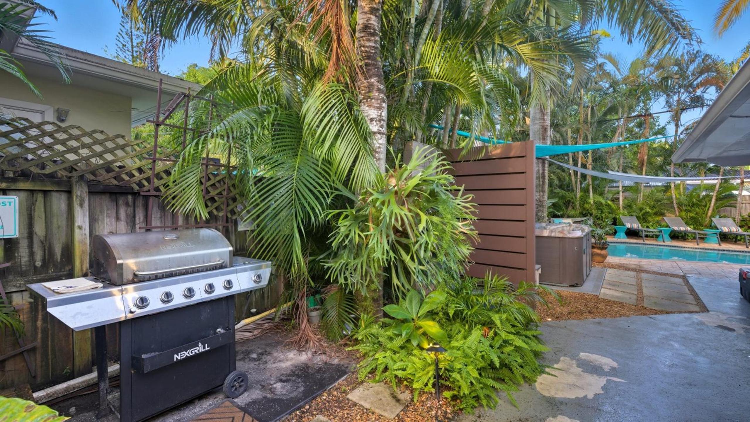 Fort Lauderdale Escape with Pool Hot Tub Dual Kitchens Paradise Stay by AvantStay