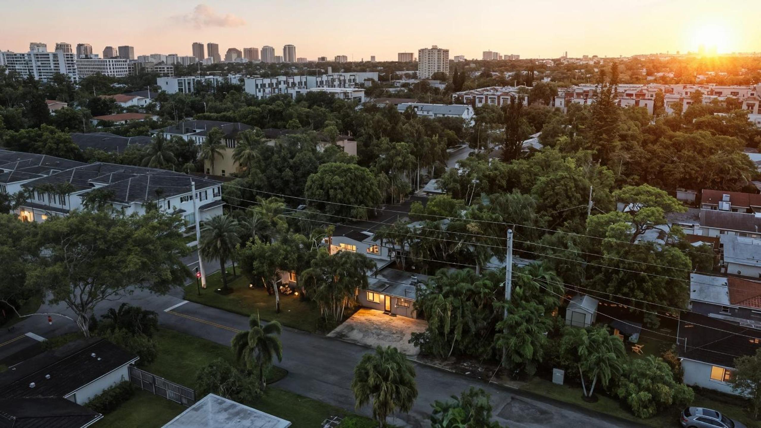 Fort Lauderdale Escape with Pool Hot Tub Dual Kitchens Paradise Stay by AvantStay