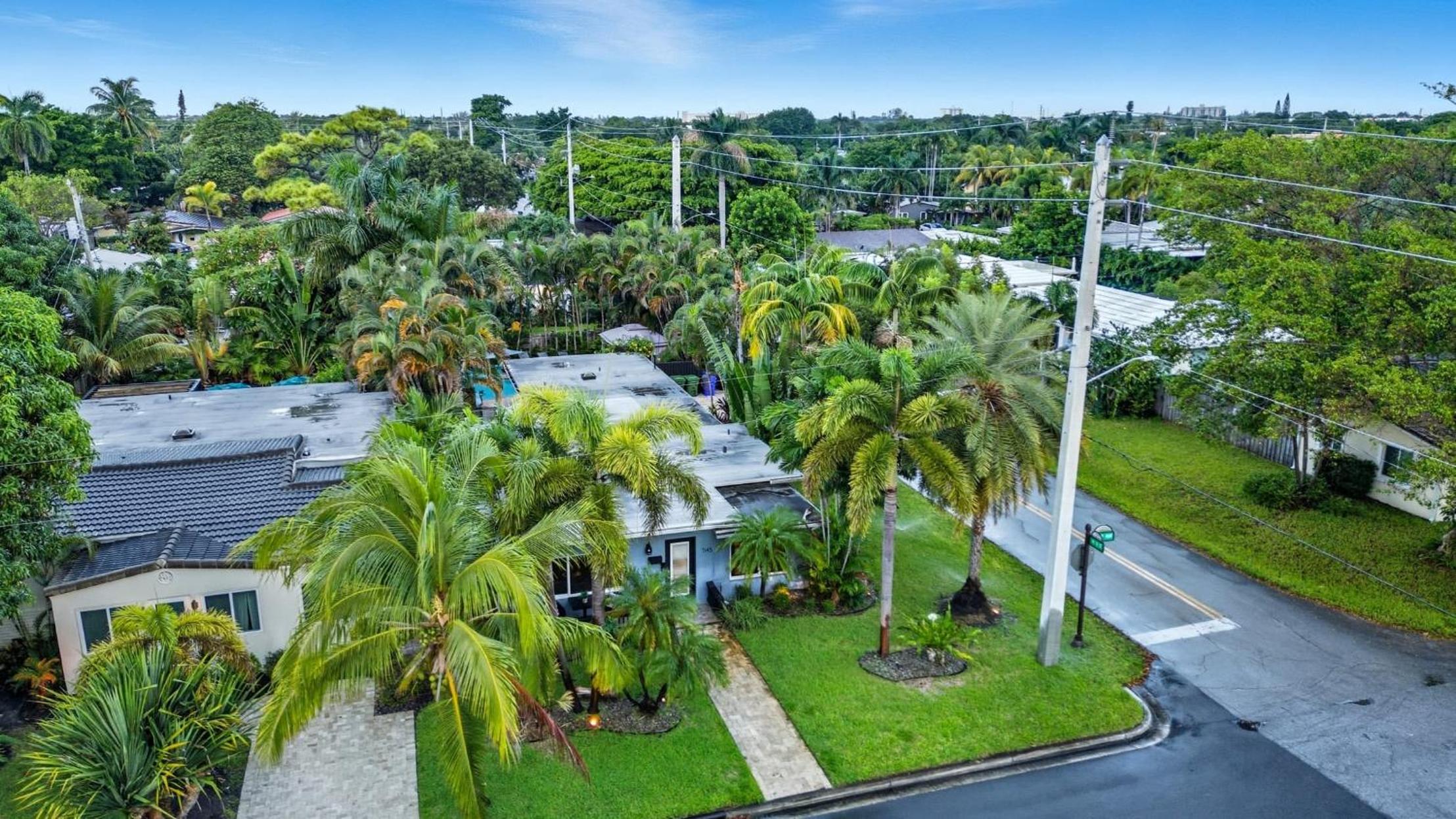 Fort Lauderdale Escape with Pool Hot Tub Dual Kitchens Paradise Stay by AvantStay