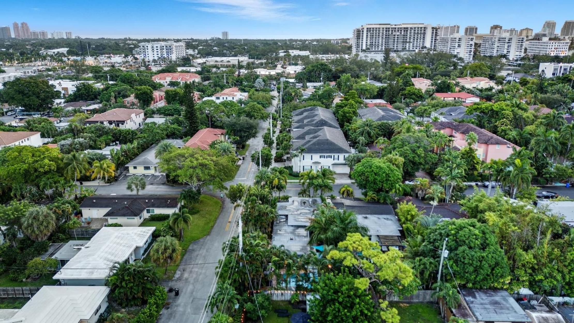 Fort Lauderdale Escape with Pool Hot Tub Dual Kitchens Paradise Stay by AvantStay